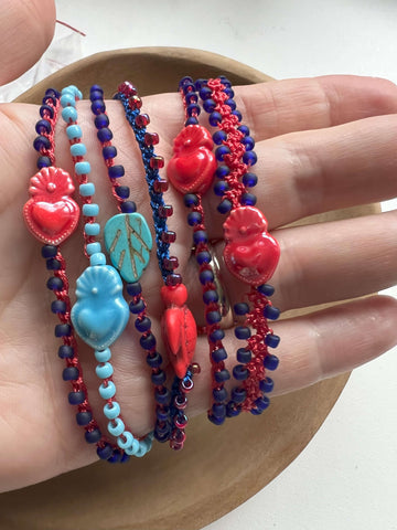 Yana è il bracciale che parla al cuore: natura, simboli e anima libera in un solo gesto.