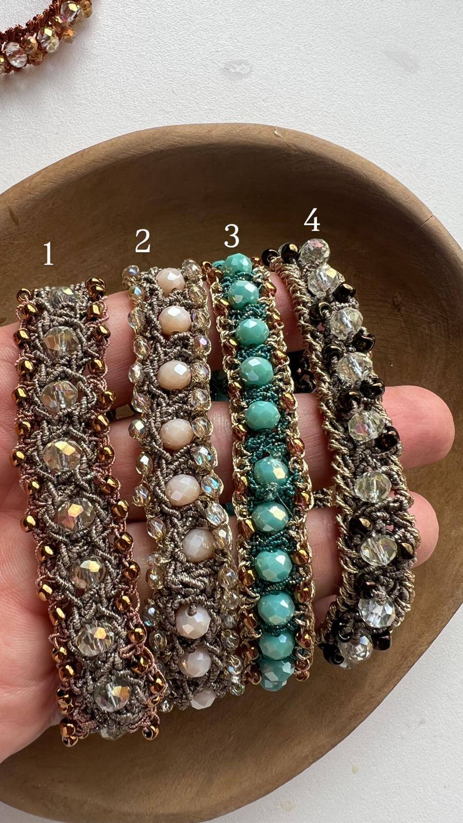 Bracciale elastico fatto a mano con cristalli e perline Toho, senza metallo e nickel. Un pezzo unico da indossare ogni giorno.