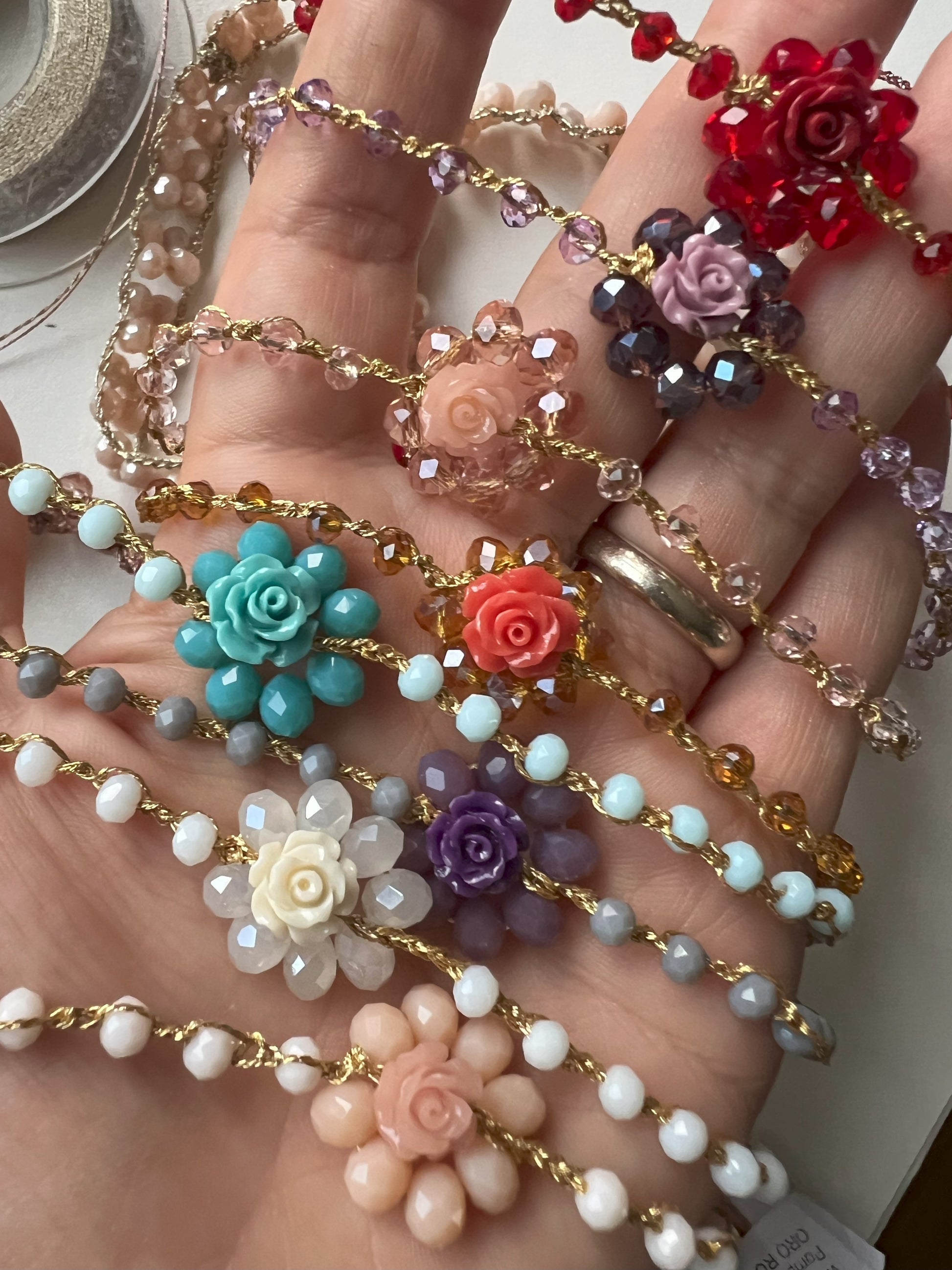Scopri il nostro Bracciale Elegante Regolabile con Cristalli e Rosa di Corallo Artigianale, un accessorio esclusivo che unisce raffinatezza e stile. Questo bracciale è realizzato a mano con materiali di alta qualità, includendo cristalli scintillanti e una delicata rosa di corallo, simbolo di amore e passione.