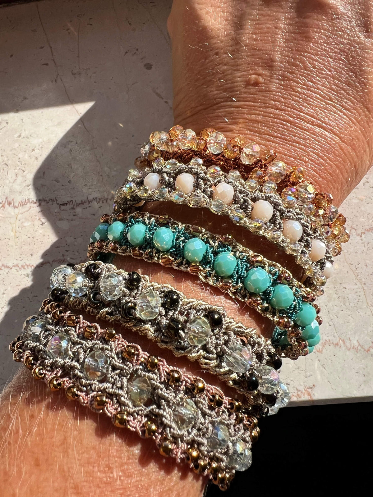 Bracciale artigianale con cristalli e perline Toho, senza metallo e nickel. Un gioiello unico, morbido e facile da indossare.