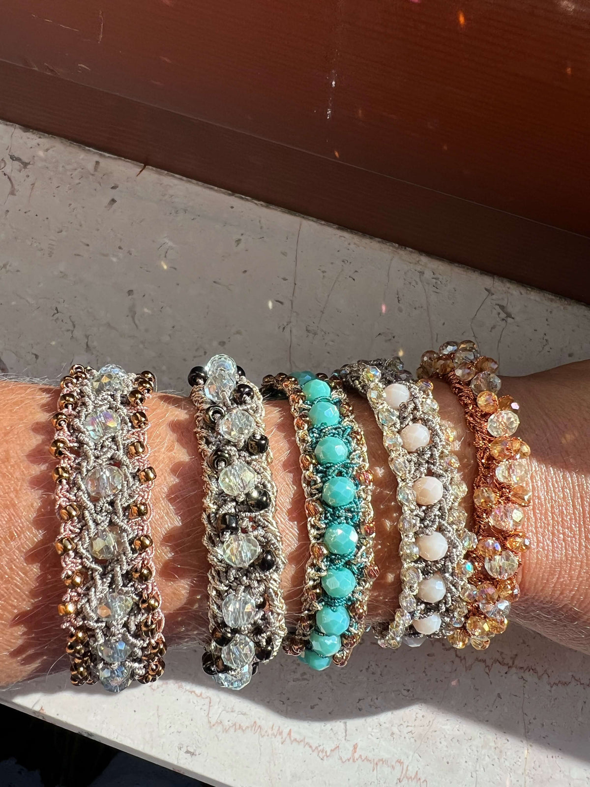 Bracciale elastico donna fatto a mano, con cristalli e perline giapponesi Toho. Senza nickel, comodo e raffinato