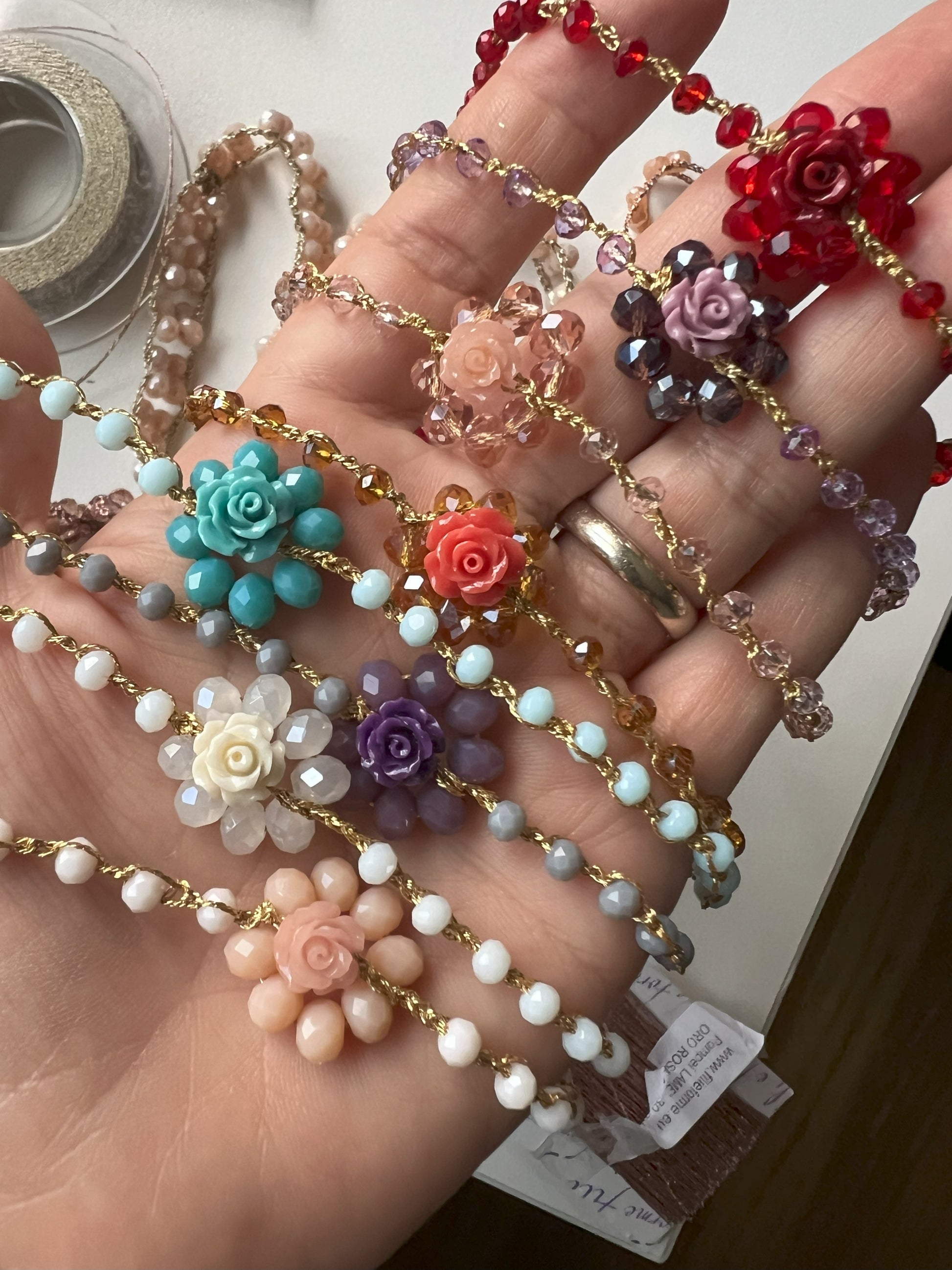 Bracciale elegante regolabile artigianale con cristalli rosa e corallo centrale, perfetto per uno stile raffinato e naturale. Fatto a mano con cura