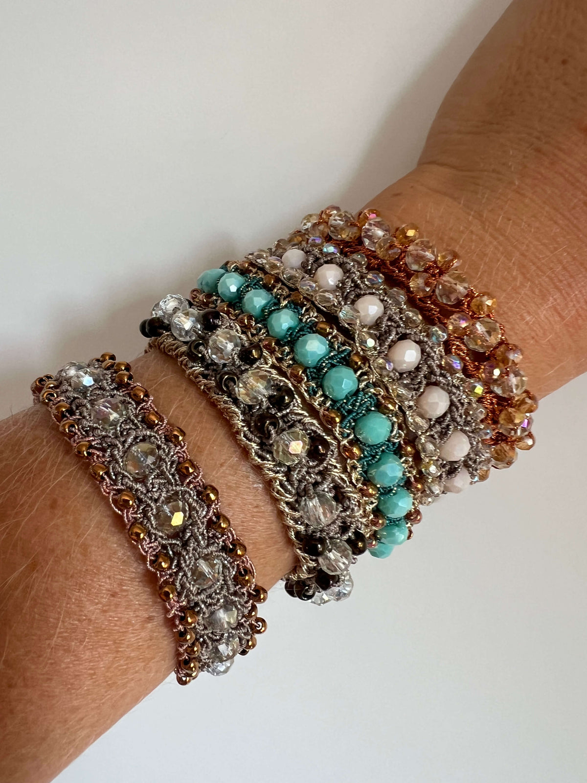 Bracciale donna con cristalli fatto a mano, elastico e senza chiusura. Senza nickel e metallo, elegante e versatile.
