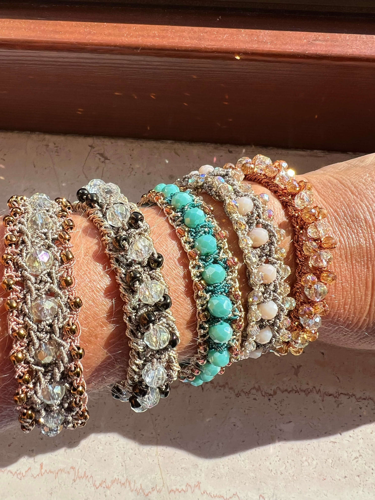 Bracciale elastico con cristalli e perline Toho giapponesi, fatto a mano e senza nickel. Ogni pezzo è unico.