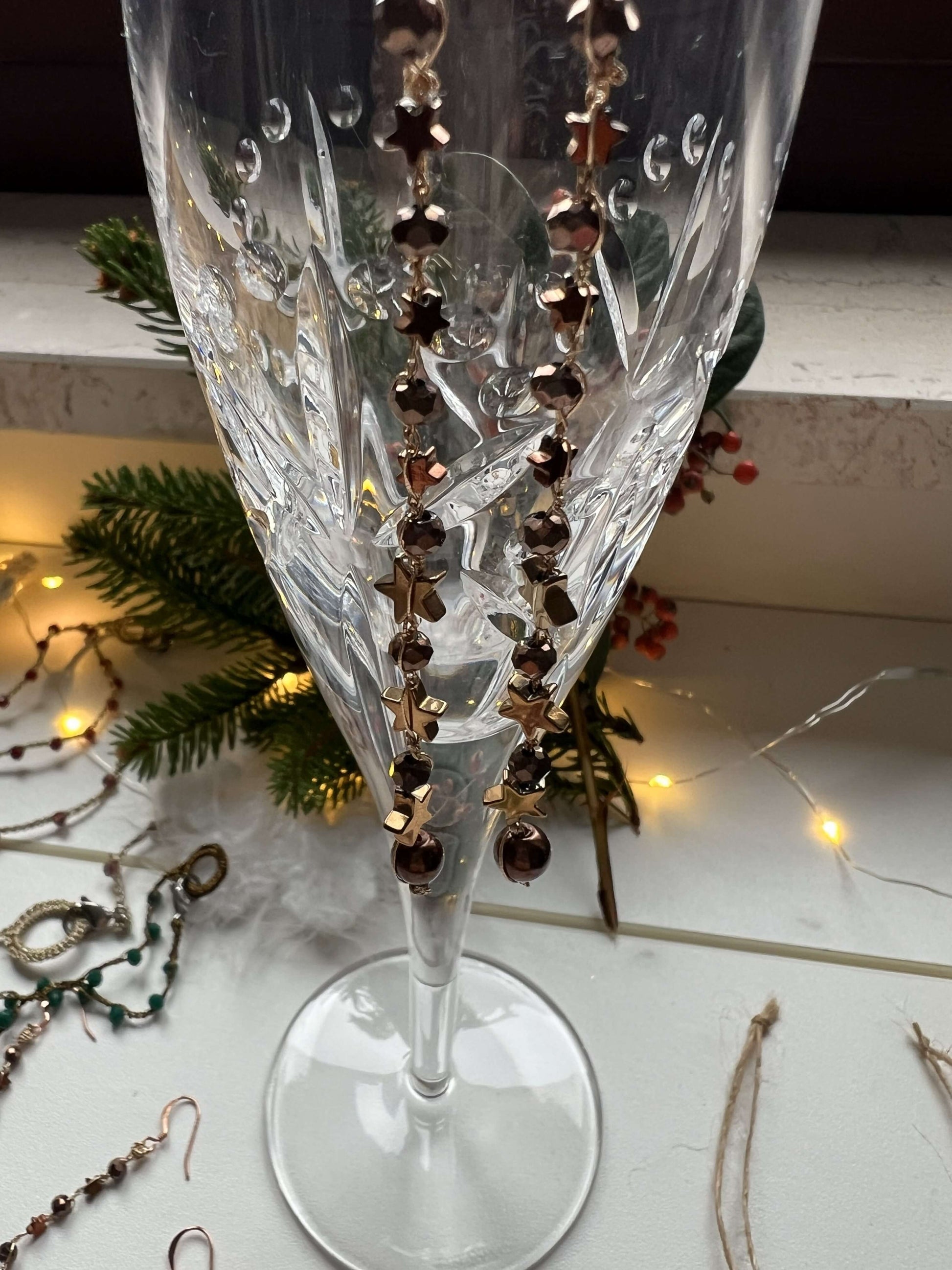 Orecchini stelle fatti a mano con cristalli bronzo ed ematite. Design raffinato, leggeri e brillanti. Ideali per un look elegante.