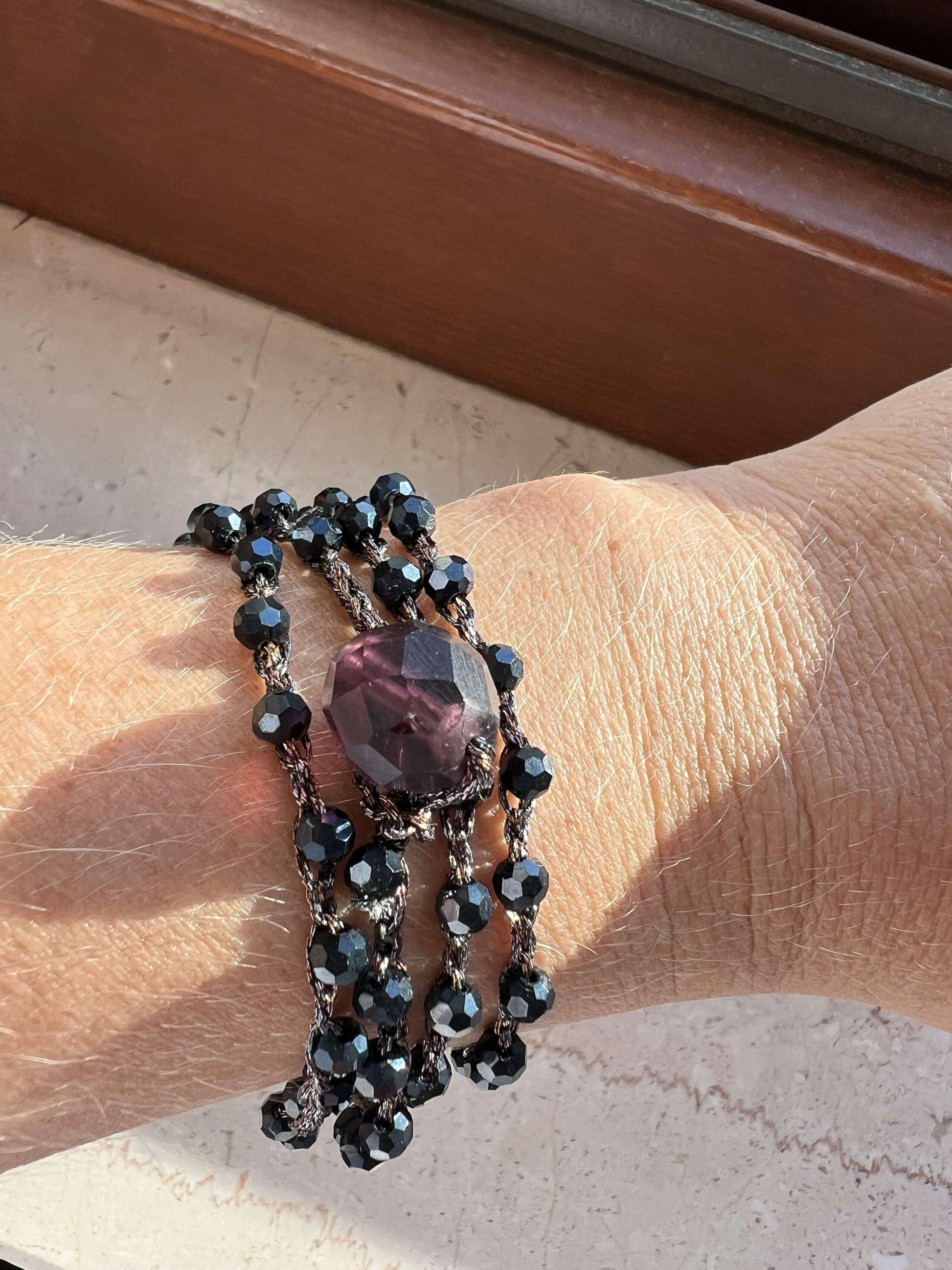 Collana minimal in cristallo oro rosa, fatta a mano e anallergica. Eleganza semplice per ogni occasione.