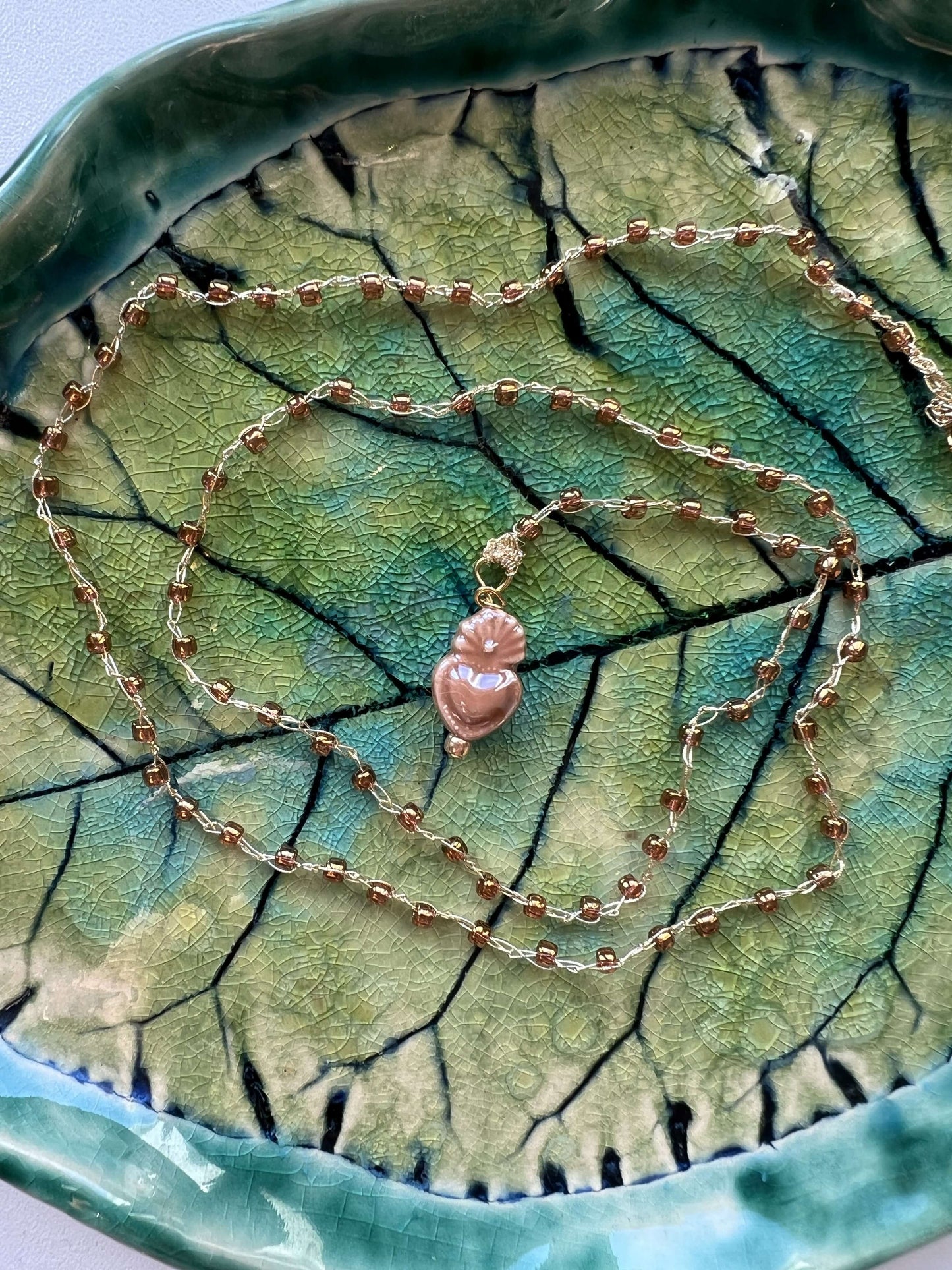 Collana semplice con cuore sacro in ceramica. Pensata per la collezione LOVE, perfetta anche oltre le ricorrenze.