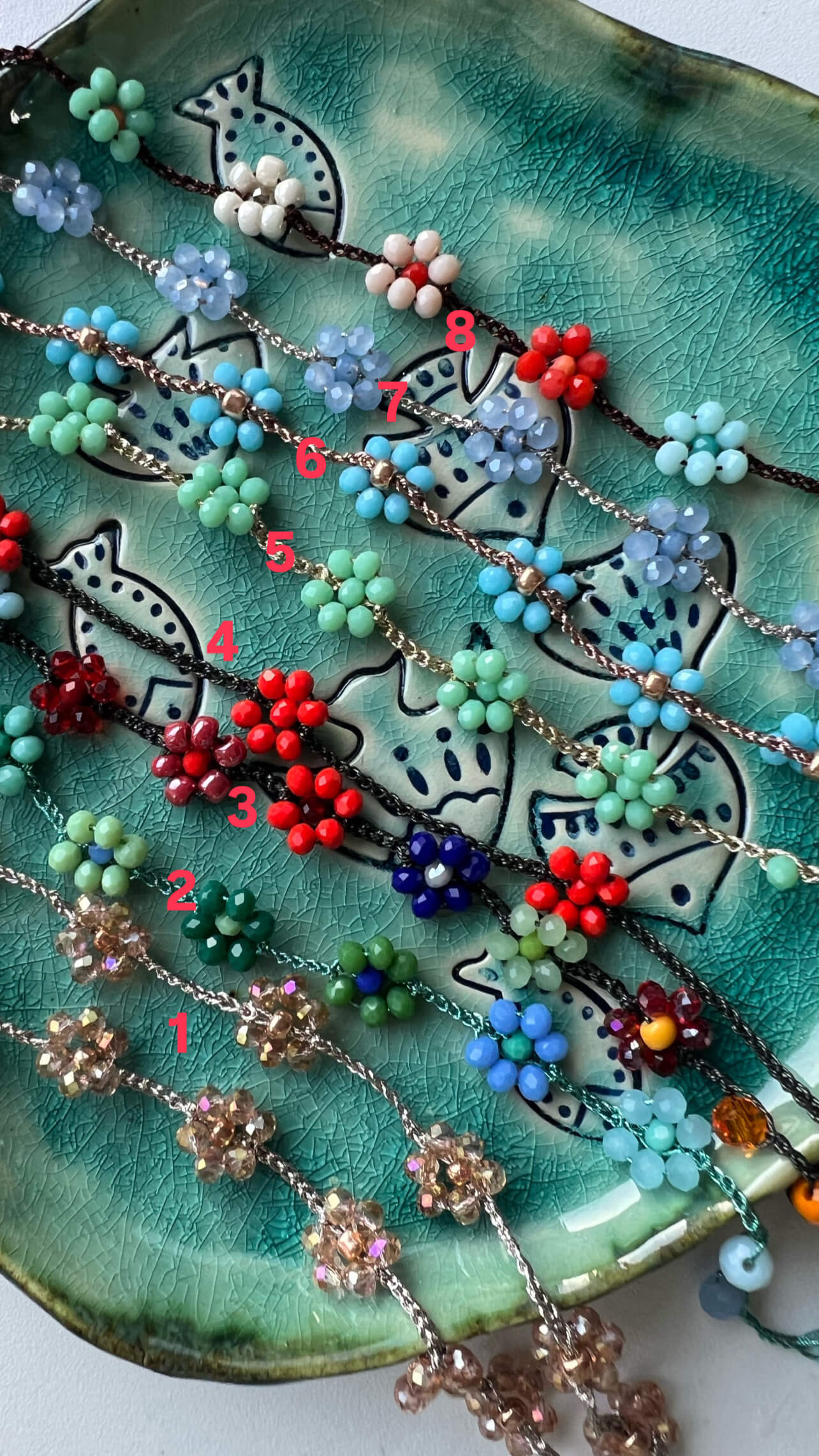 Cavigliere con fiori fatte a mano: gioielli floreali unici con cristalli, eleganti e leggeri per donna.