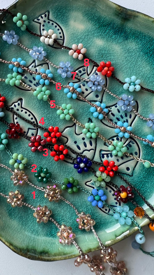 Cavigliere con fiori fatte a mano: gioielli floreali unici con cristalli, eleganti e leggeri per donna.