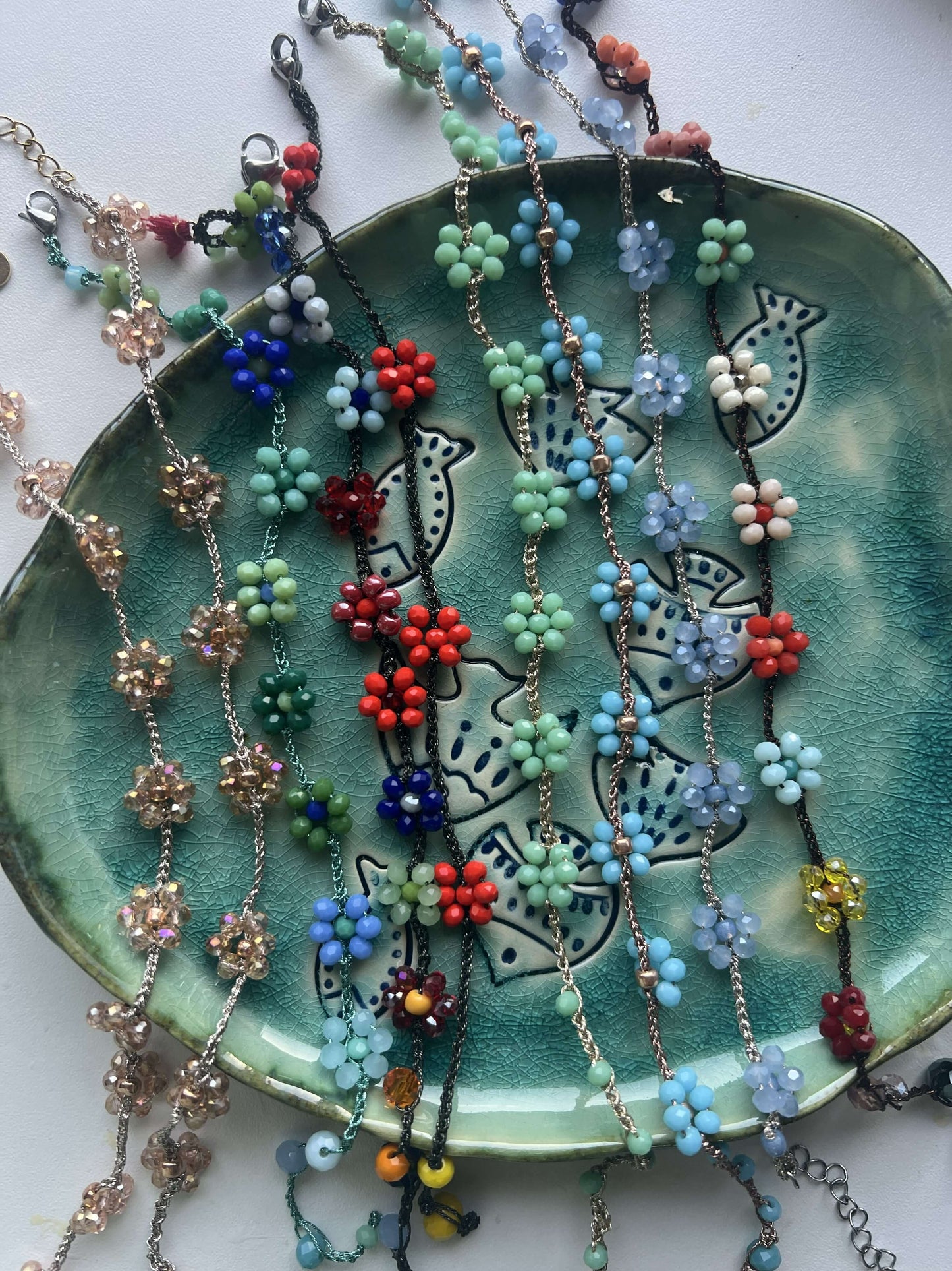 Cavigliere eleganti con fiori e cristalli, gioielli handmade unici creati per donne che amano lo stile raffinato.