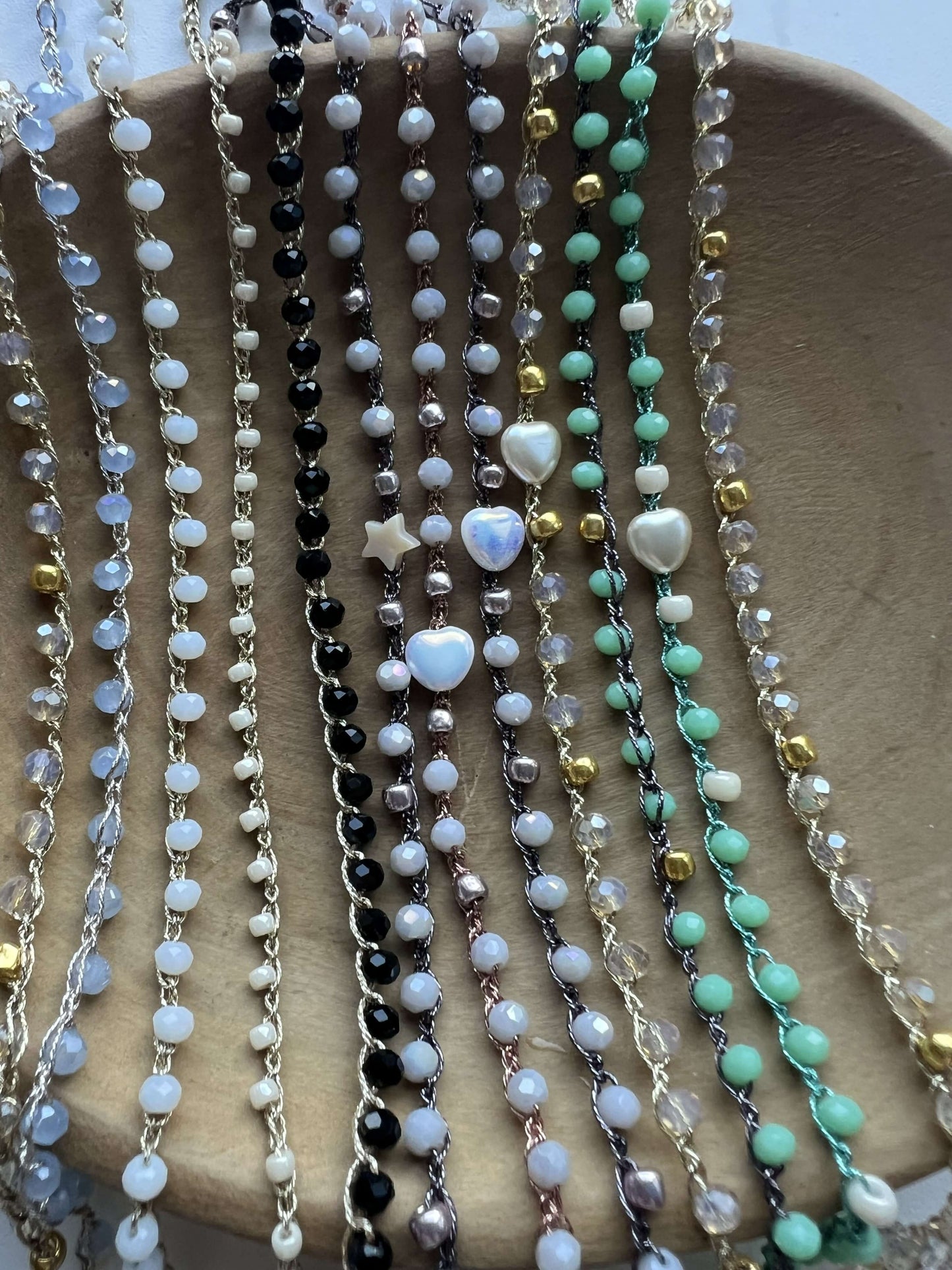 Cavigliere eleganti da donna fatte a mano: gioielli delicati e confortevoli per uno stile senza tempo.