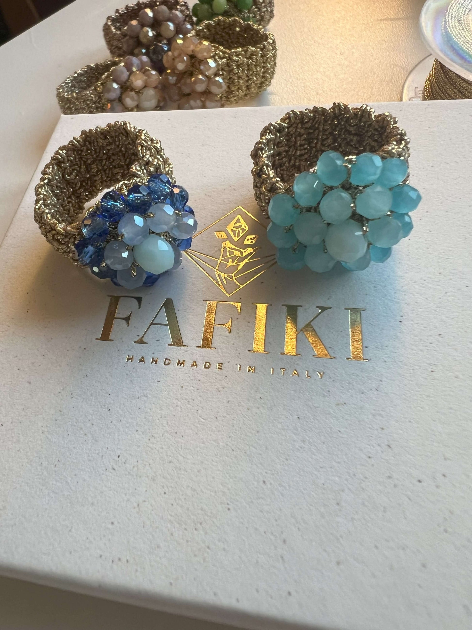 Scopri l'eleganza degli anelli elastici: gioielli raffinati e versatili che si adattano perfettamente al tuo stile. Comfort, color celeste