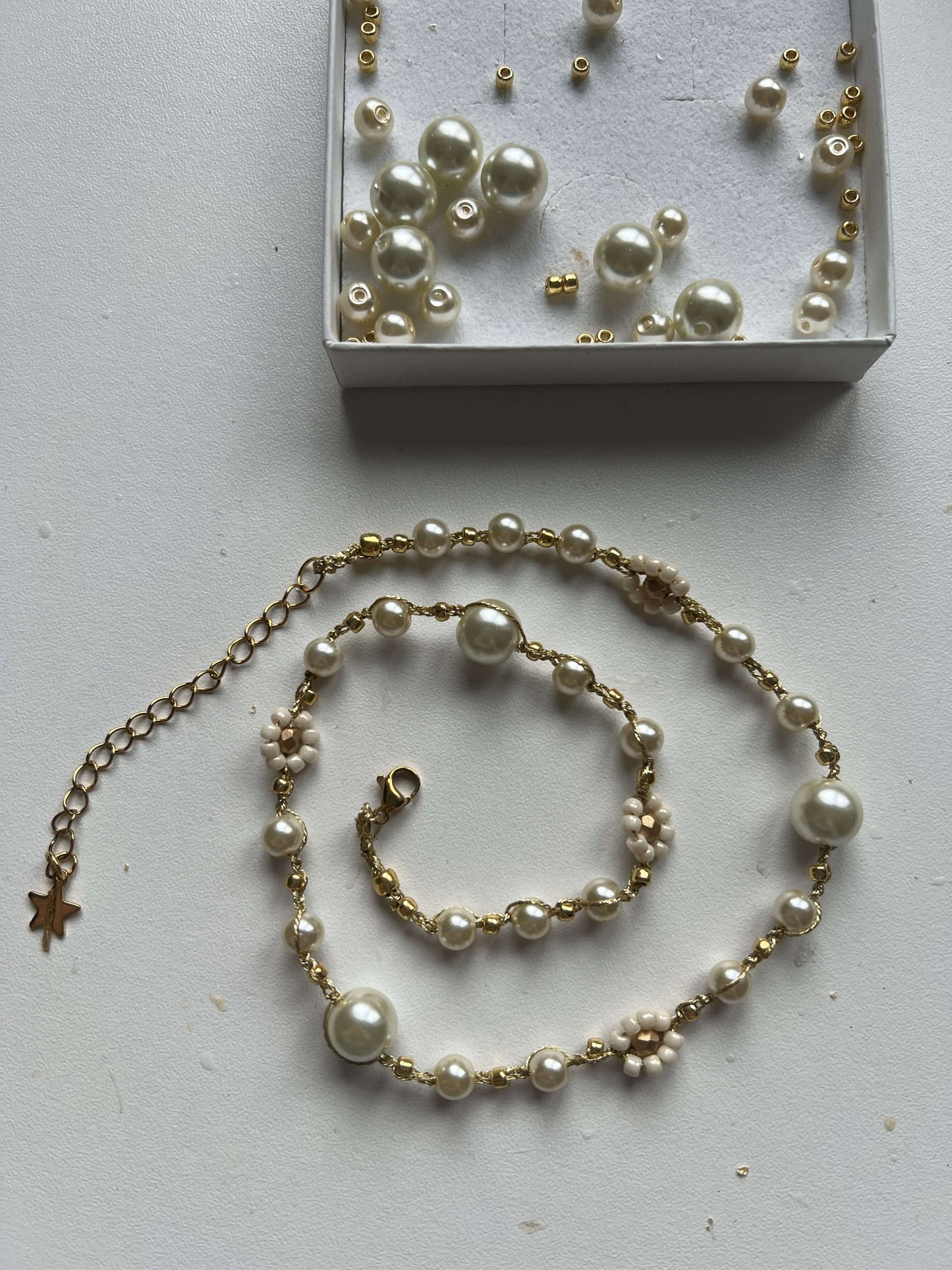 Choker artigianale con fiori bianchi e perle chiare, design fine vicino al collo con punti d’oro, stile elegante e femminile