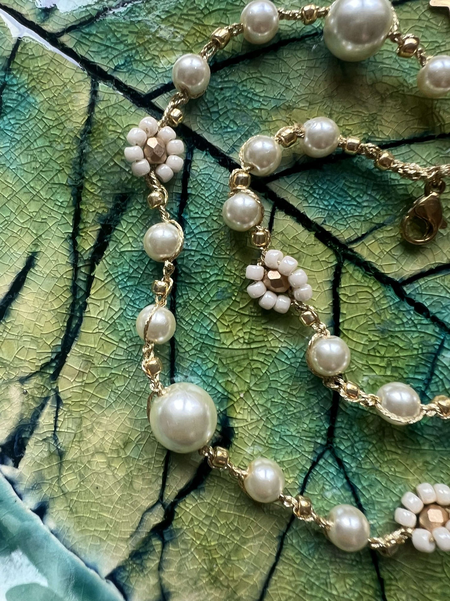 Choker elegante con fiori bianchi, perle chiare e dettagli dorati, gioiello raffinato fatto a mano, delicato e luminoso