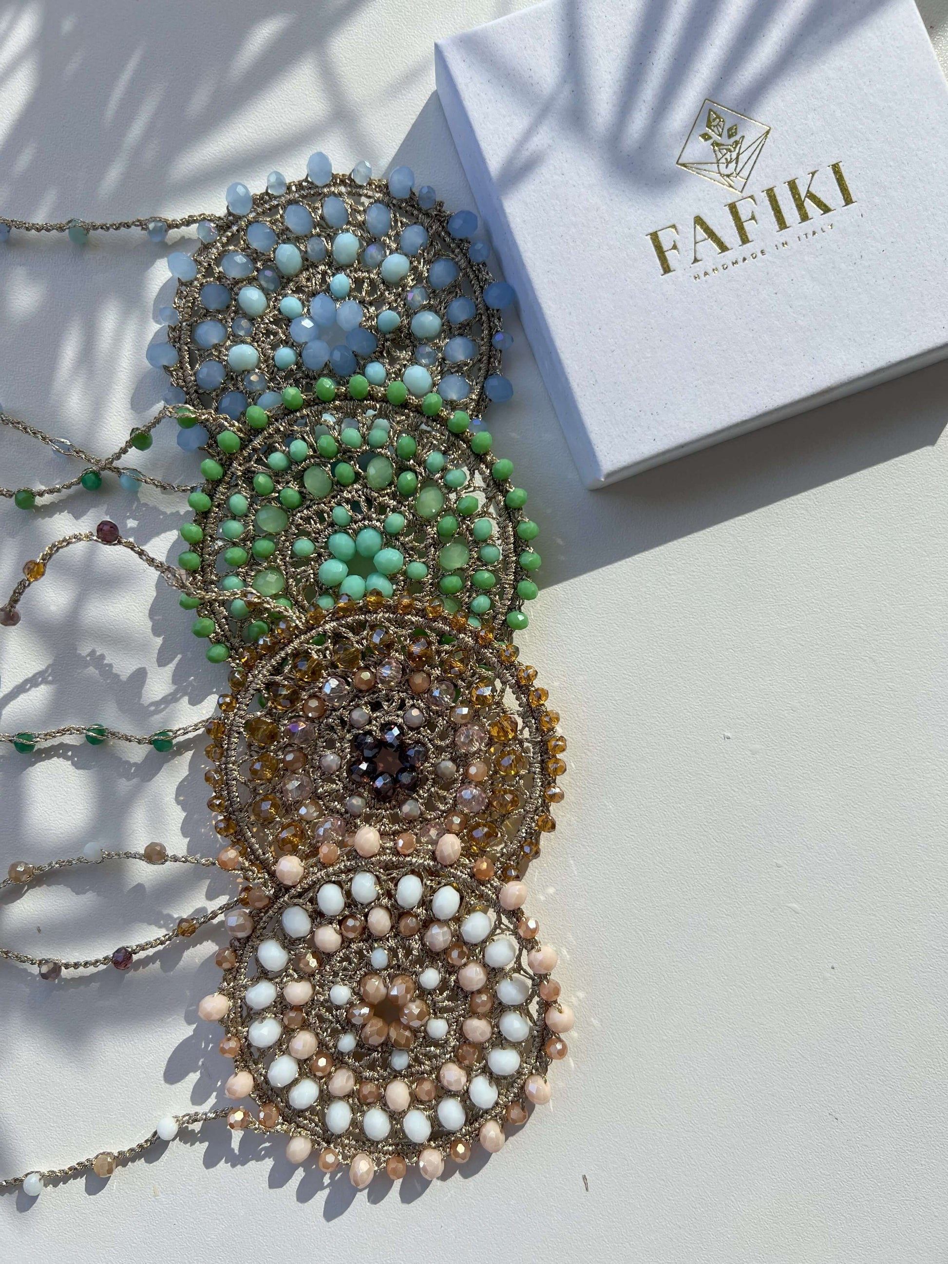 Bohemian style con cristalli e perle. 4 varianti colore. 