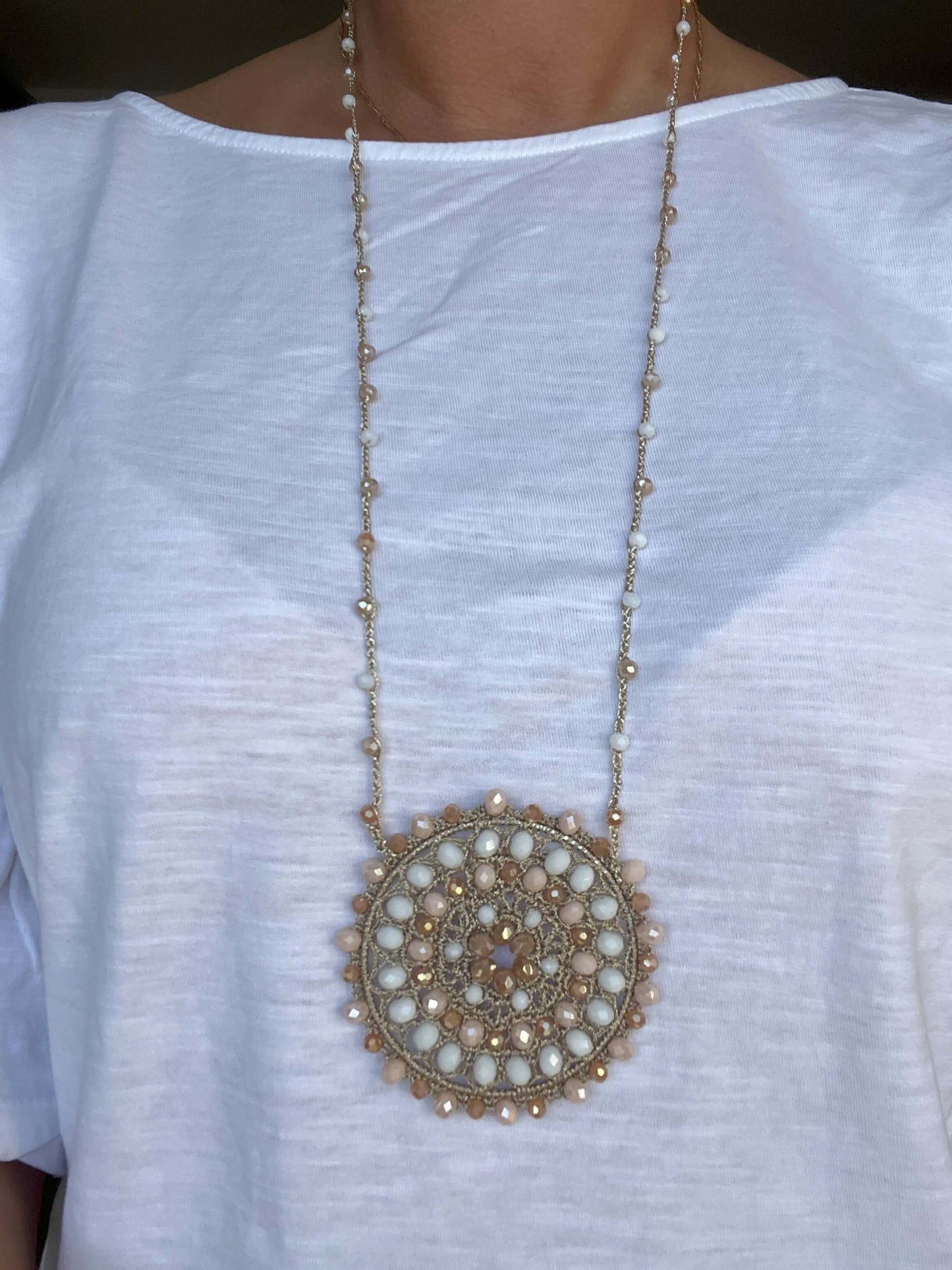 Collana boho mandala handmade italiana. Ciondolo all'uncinetto con cristalli e perle. 4 colori disponibili. Gioielli artigianali unici