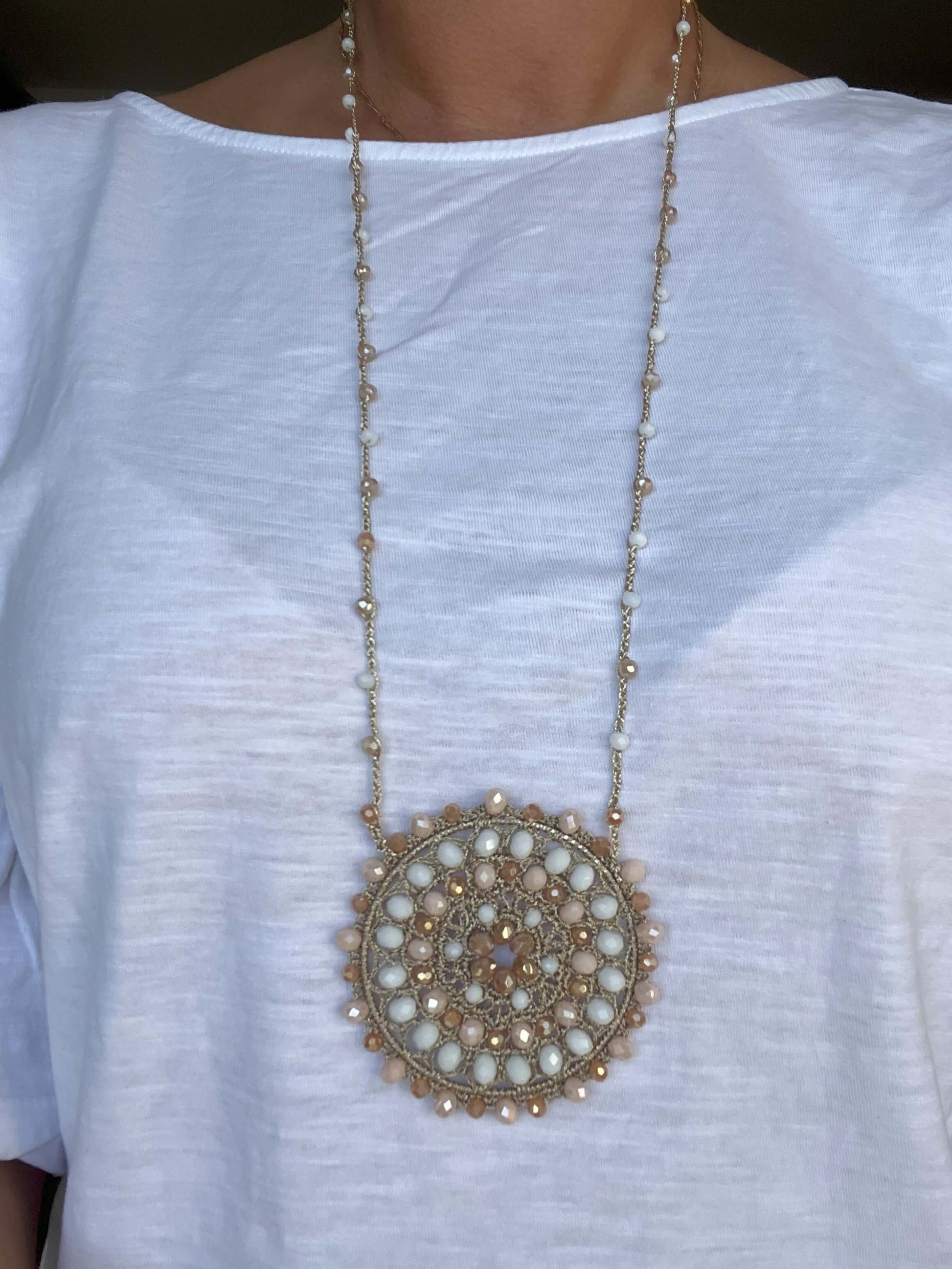 Collana boho mandala handmade italiana. Ciondolo all'uncinetto con cristalli e perle. 4 colori disponibili. Gioielli artigianali unici