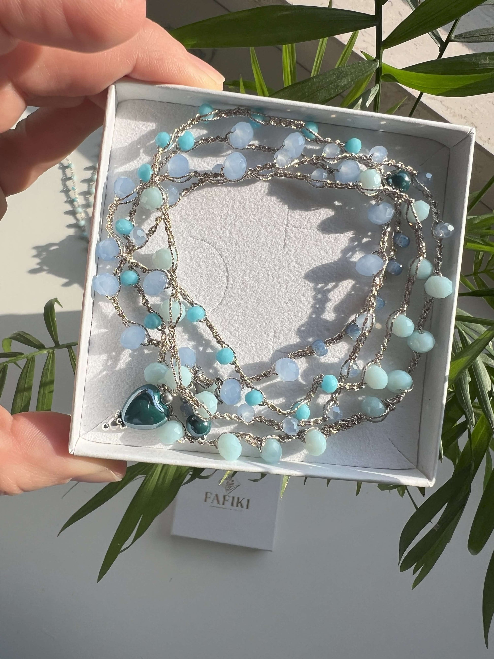 Collana lunga 84cm in cristalli azzurri e filato gioiello platino con elementi in ceramica Made in Italy