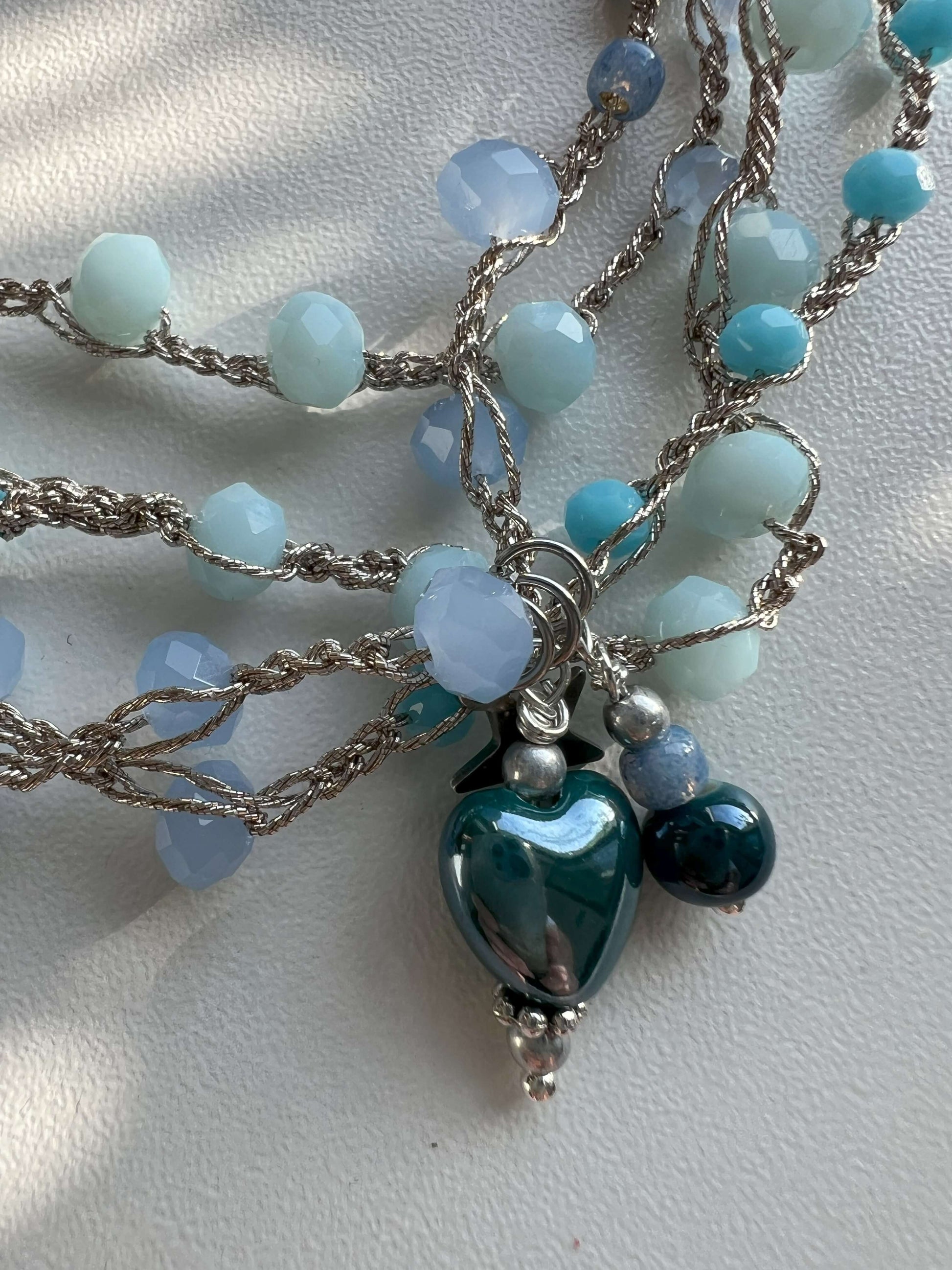 Ciondoli artigianali in ceramica: cuore petrolio, stella e sfera su gioiello fatto a mano italiano