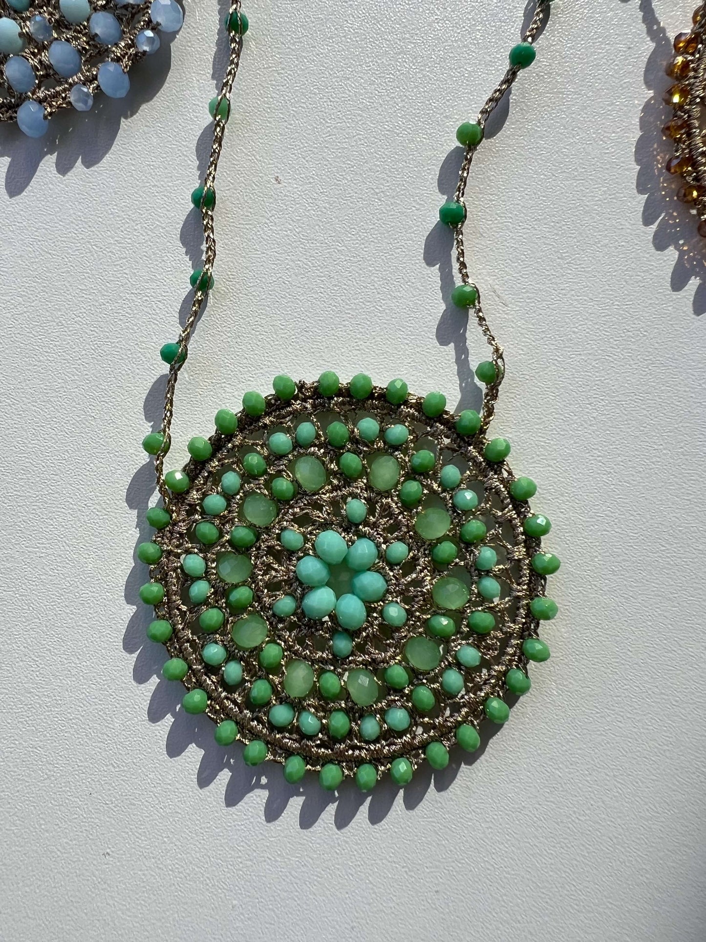Collana lunga bohemian con grande ciondolo mandala. Lavorazione artigianale italiana all'uncinetto. Stile boho chic elegante e versatile
