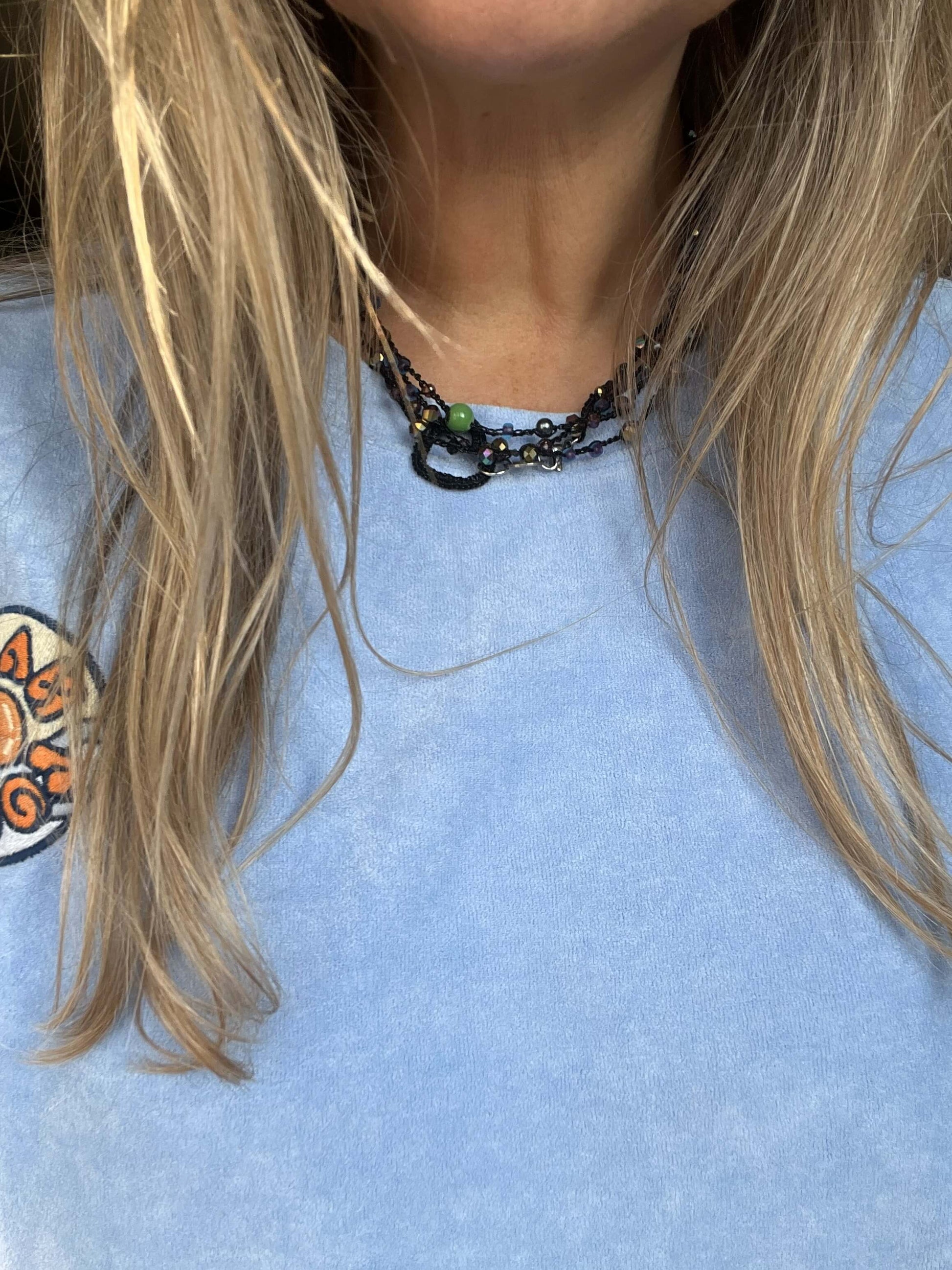 Collana lunga artigianale con cristalli viola e verdi. Pezzo unico fatto a mano, stile dark, versatile e sensuale.