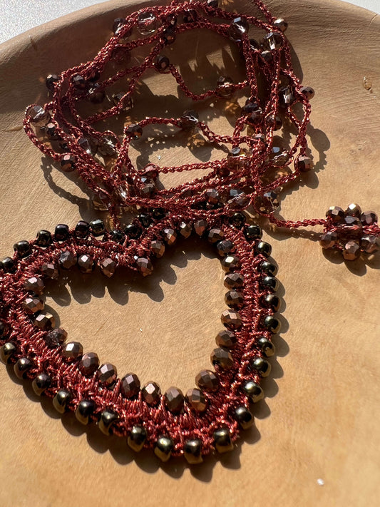 Collana lunga con cuore color cioccolato fondente e cristalli bronzo, elegante e originale.