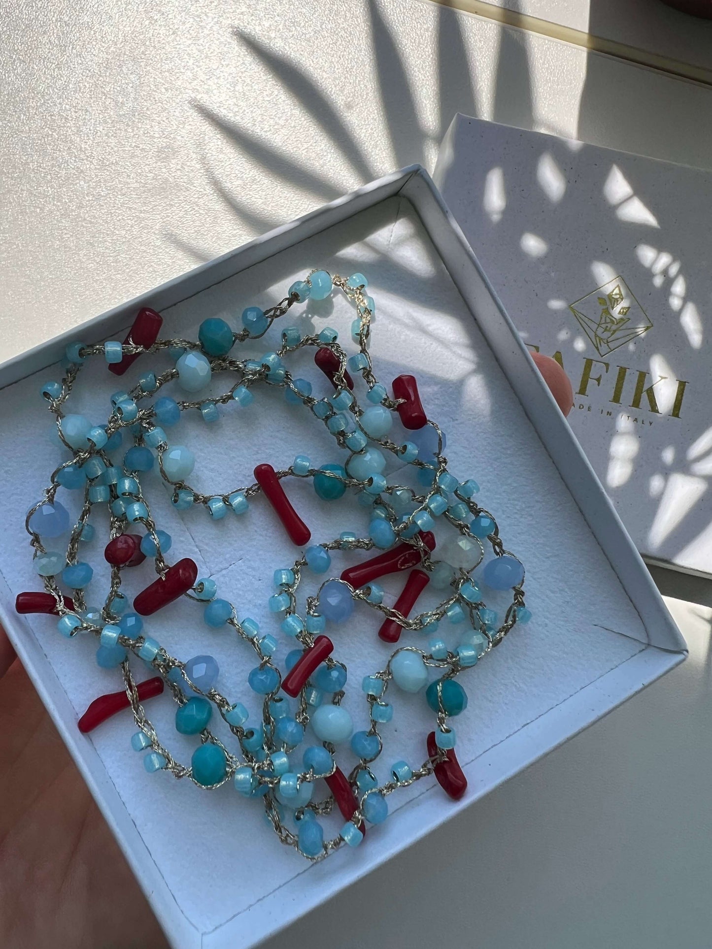 Collana boho chic Alisea con coralli rossi, perline Toho e cristalli. Lunga 80 cm, senza metalli e comoda da indossare come bracciale wrap.