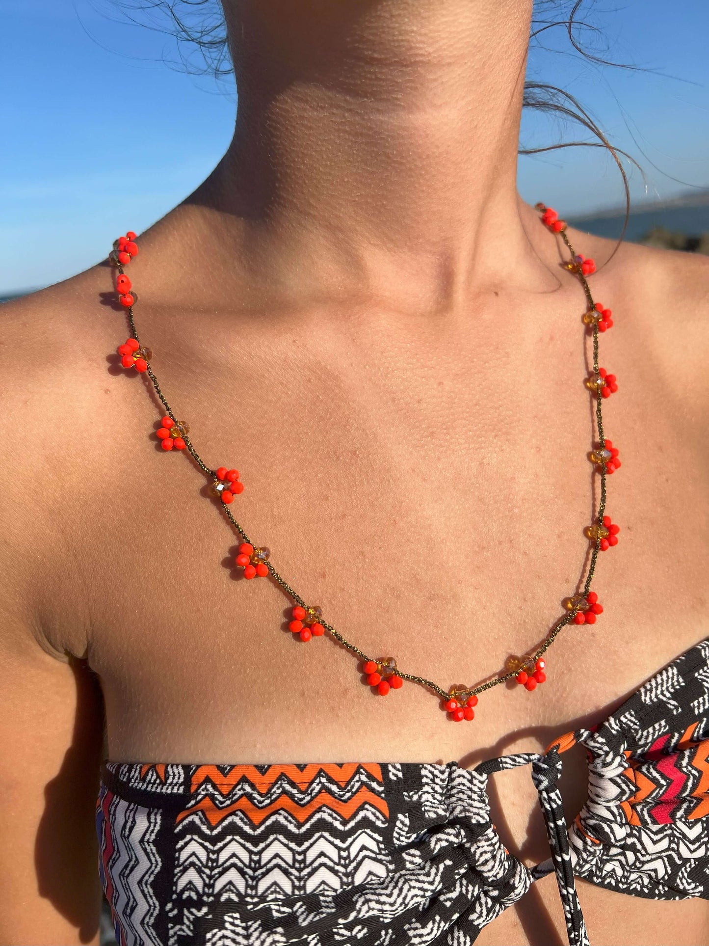 Collana autunnale 🍂: design a mezzo fiore con cristalli e filato gioiello. Elegante, versatile e ipoallergenica