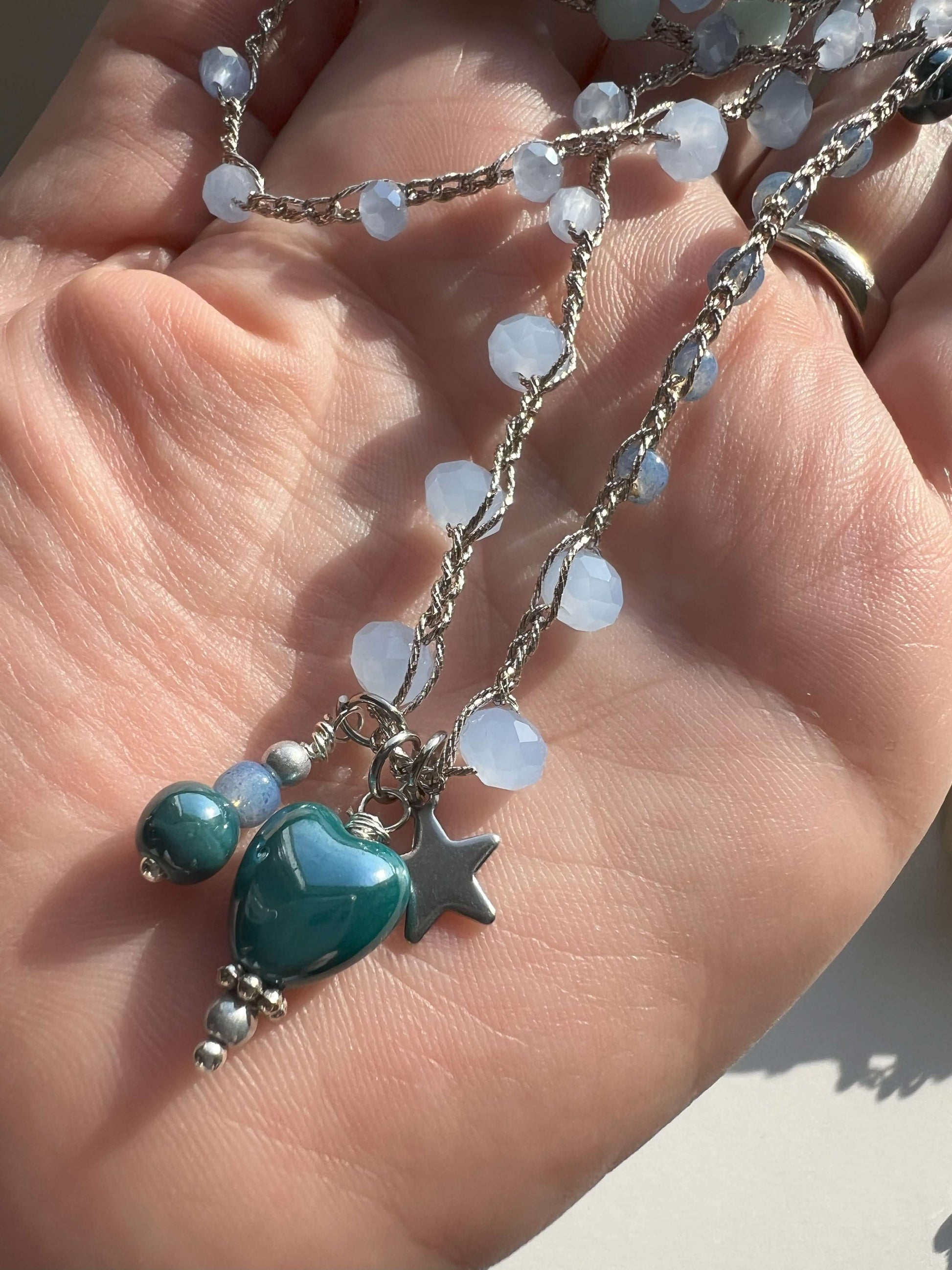 Cristalli azzurro celeste e filato platinato di gioiello artigianale anallergico italiano