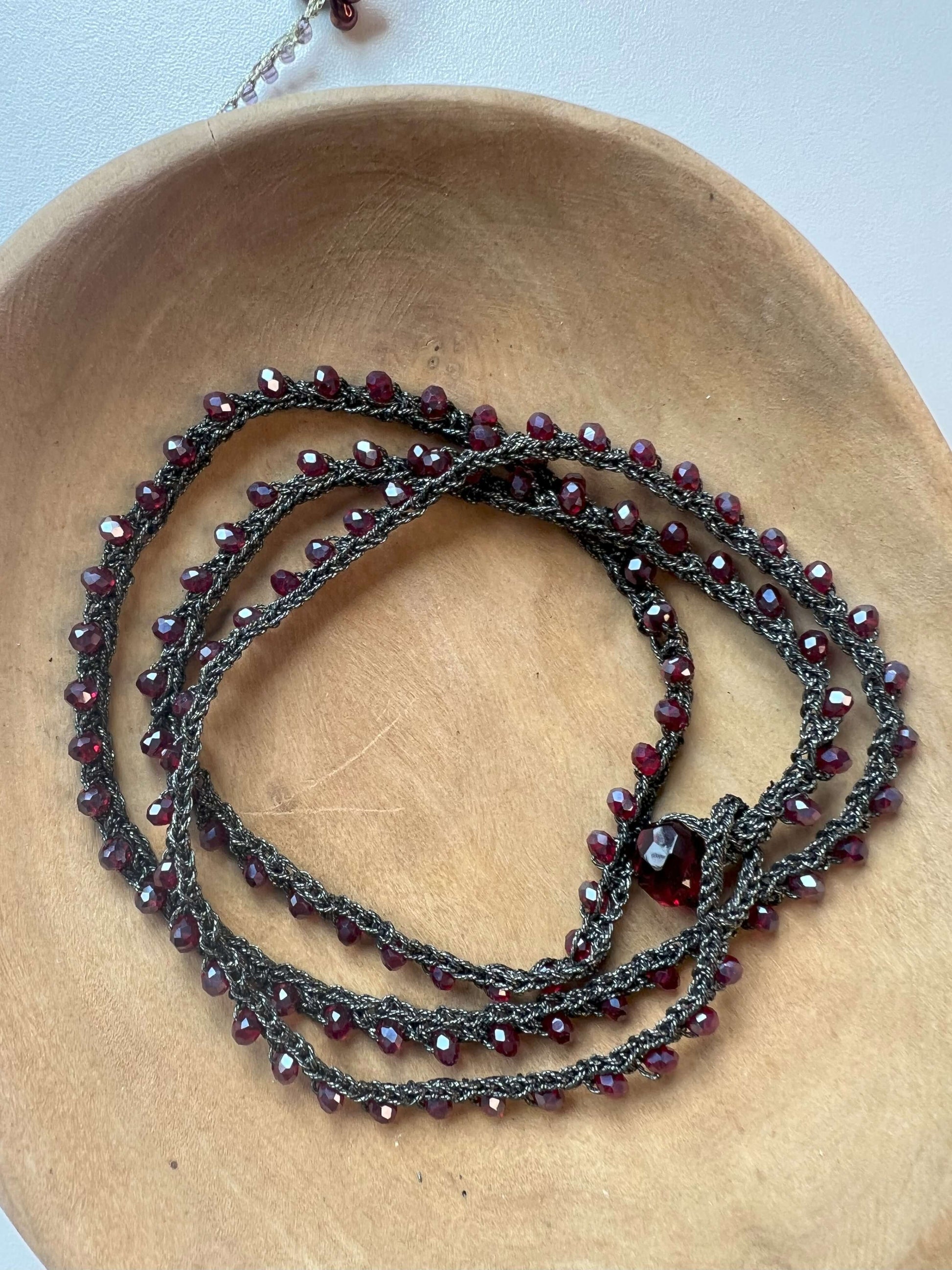 Un tocco di classe! 💫 Scopri la collana con cristalli color vino, simbolo di forza e bellezza naturale. Indossala e sentiti unica! 🍇✨