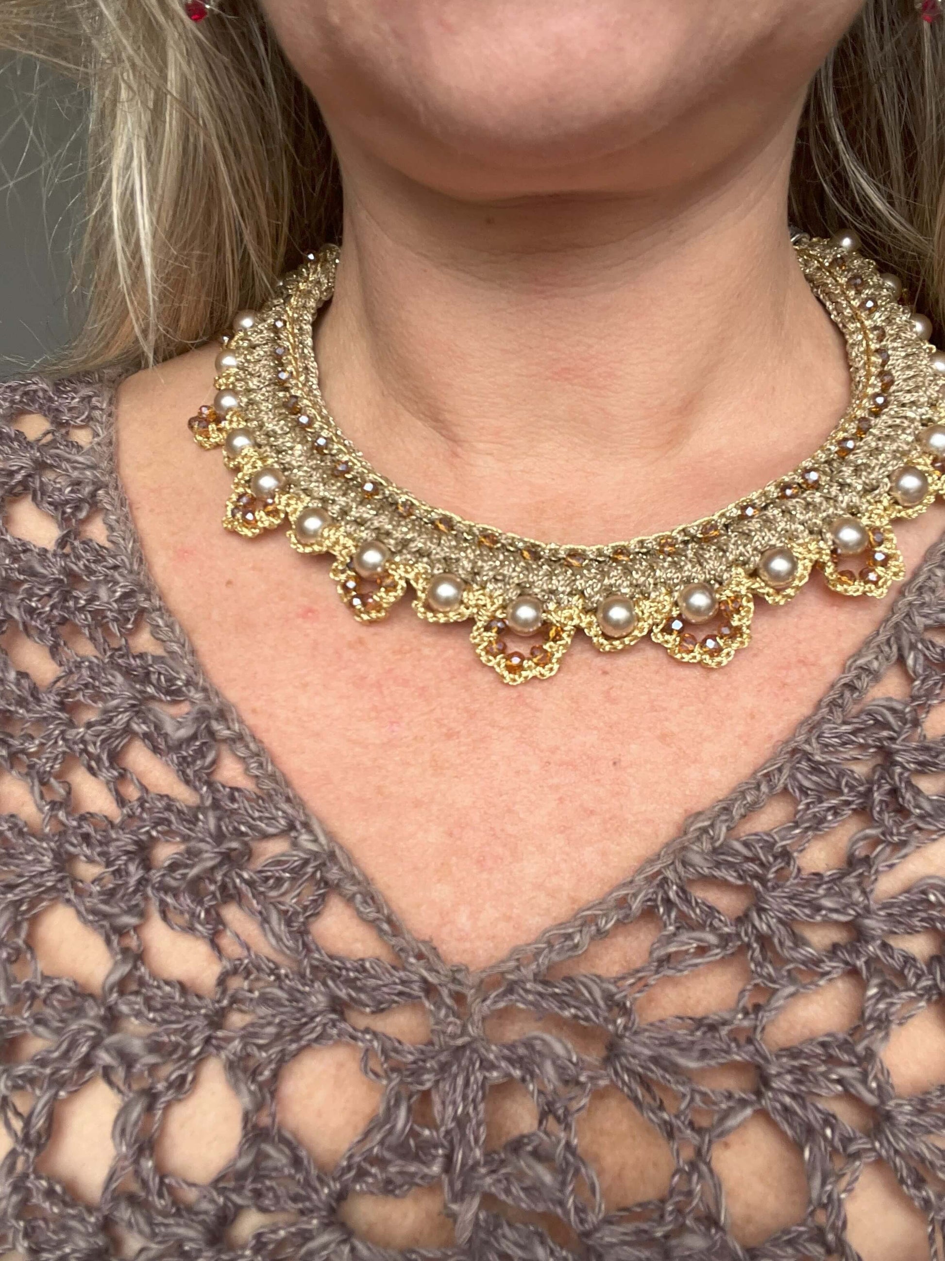 Collier Aurora Boreale: eleganza naturale e stile sofisticato. Ideale per eventi speciali, esalta il tuo look con color oro