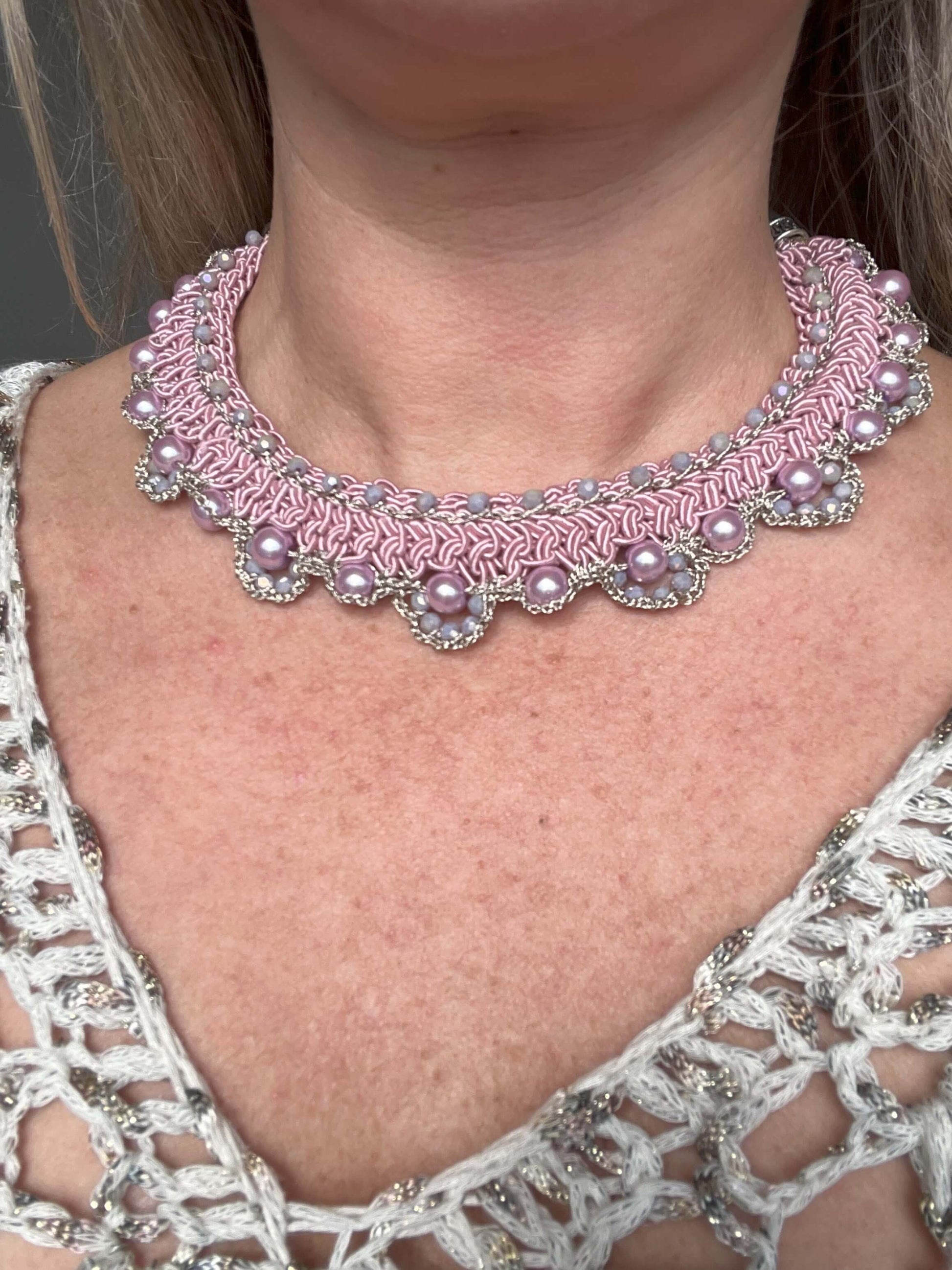 Collier Aurora Boreale: eleganza naturale e stile sofisticato. Ideale per eventi speciali, esalta il tuo look con rosa