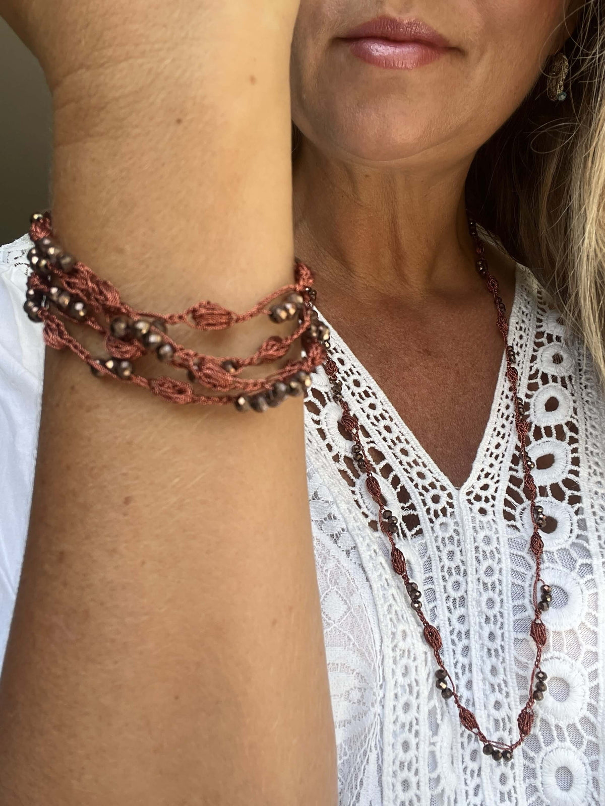 Collana autunnale marrone e bronzo, elegante e leggera. Senza metallo, anallergica e indossabile anche come bracciale.