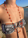 Scopri la collana mezzo fiore: colori caldi d’autunno, materiali anallergici e stile unico dal casual all’elegante.