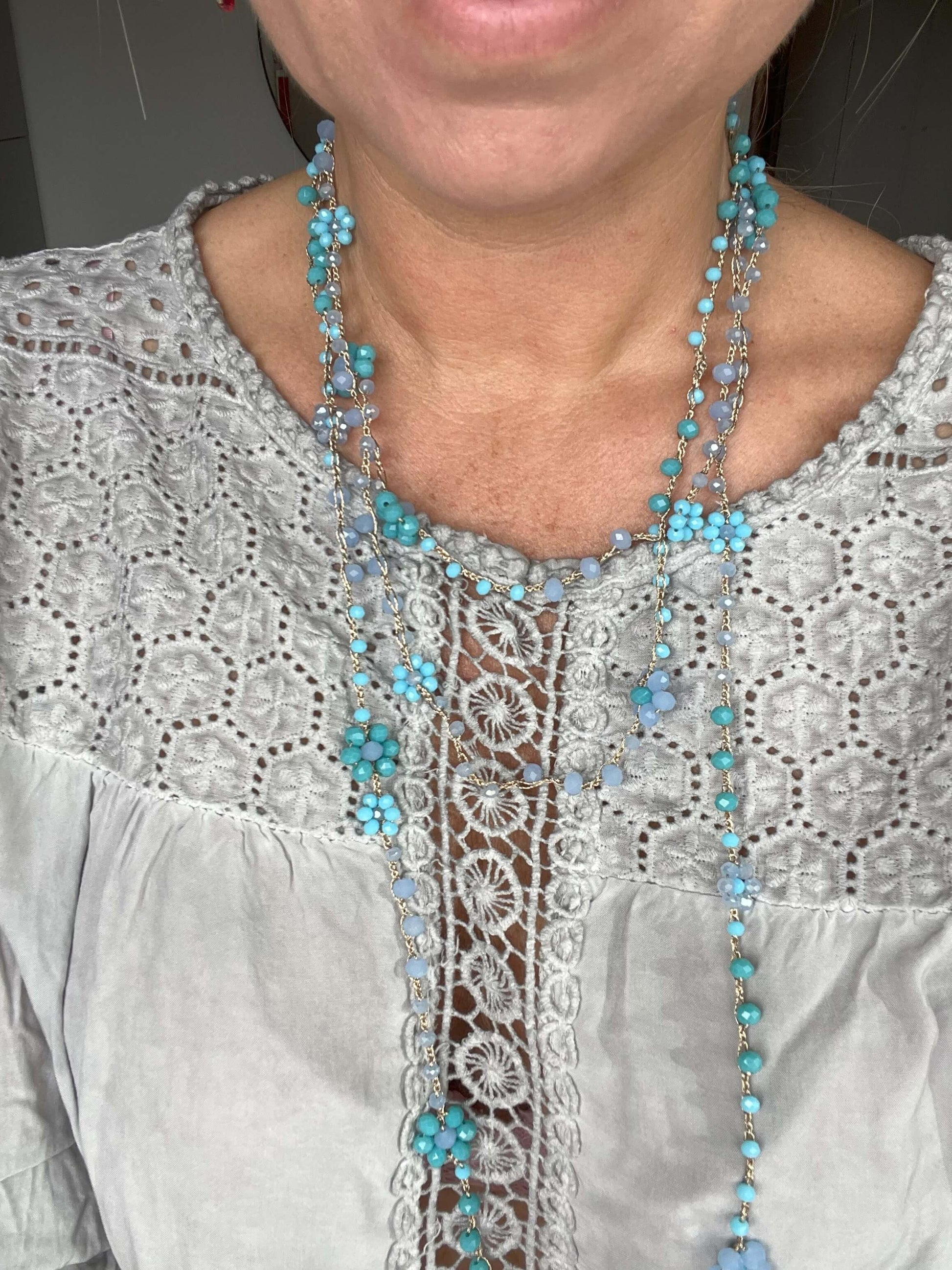 Collana Giardino Azzurro: un gioiello boho chic, leggero e senza chiusura, con un design ispirato alla serenità della natura
