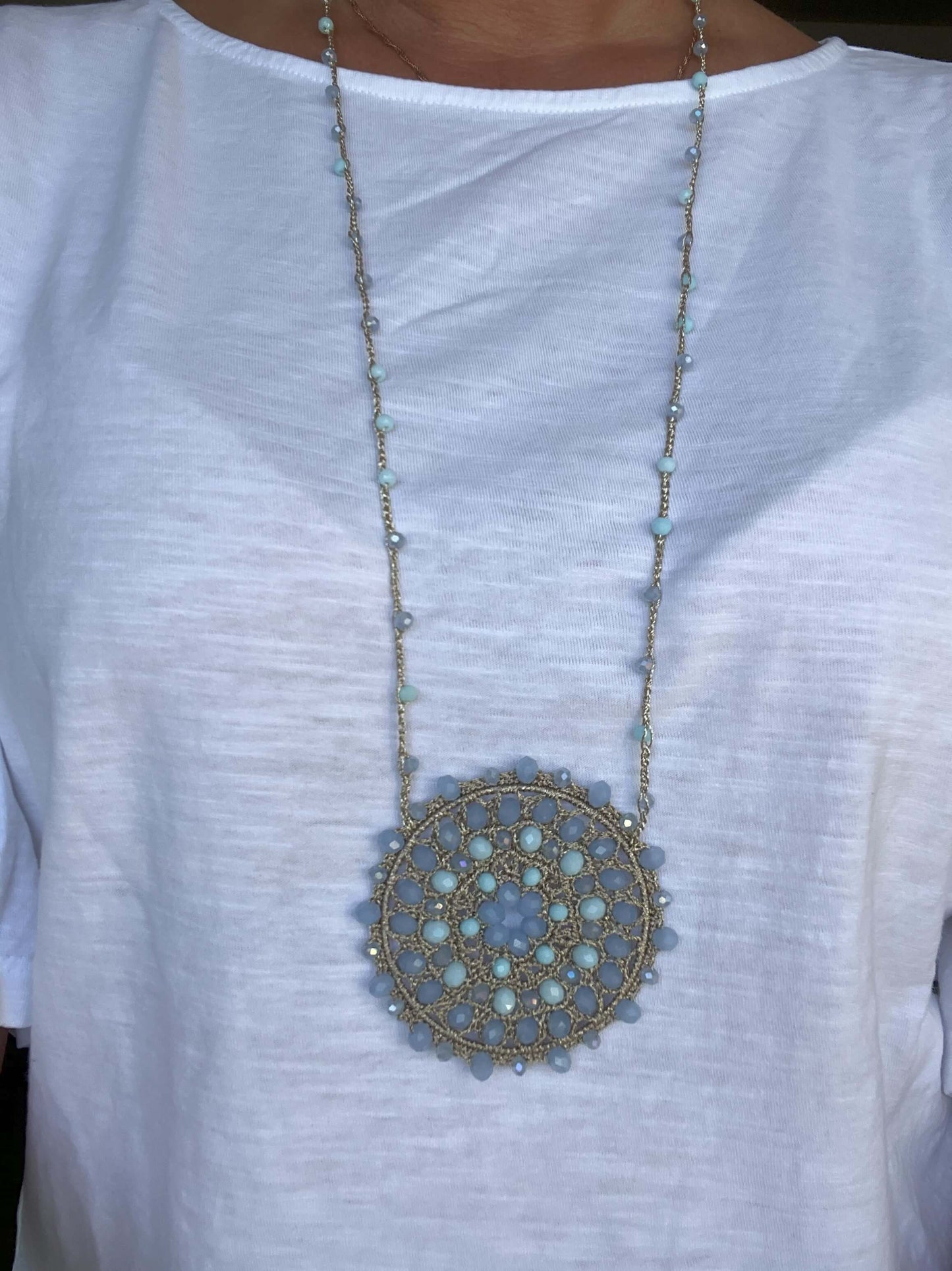 Gioielli handmade italiani: collana statement mandala all'uncinetto. Cristalli e perle naturali. Perfetta per look boho chic moderno