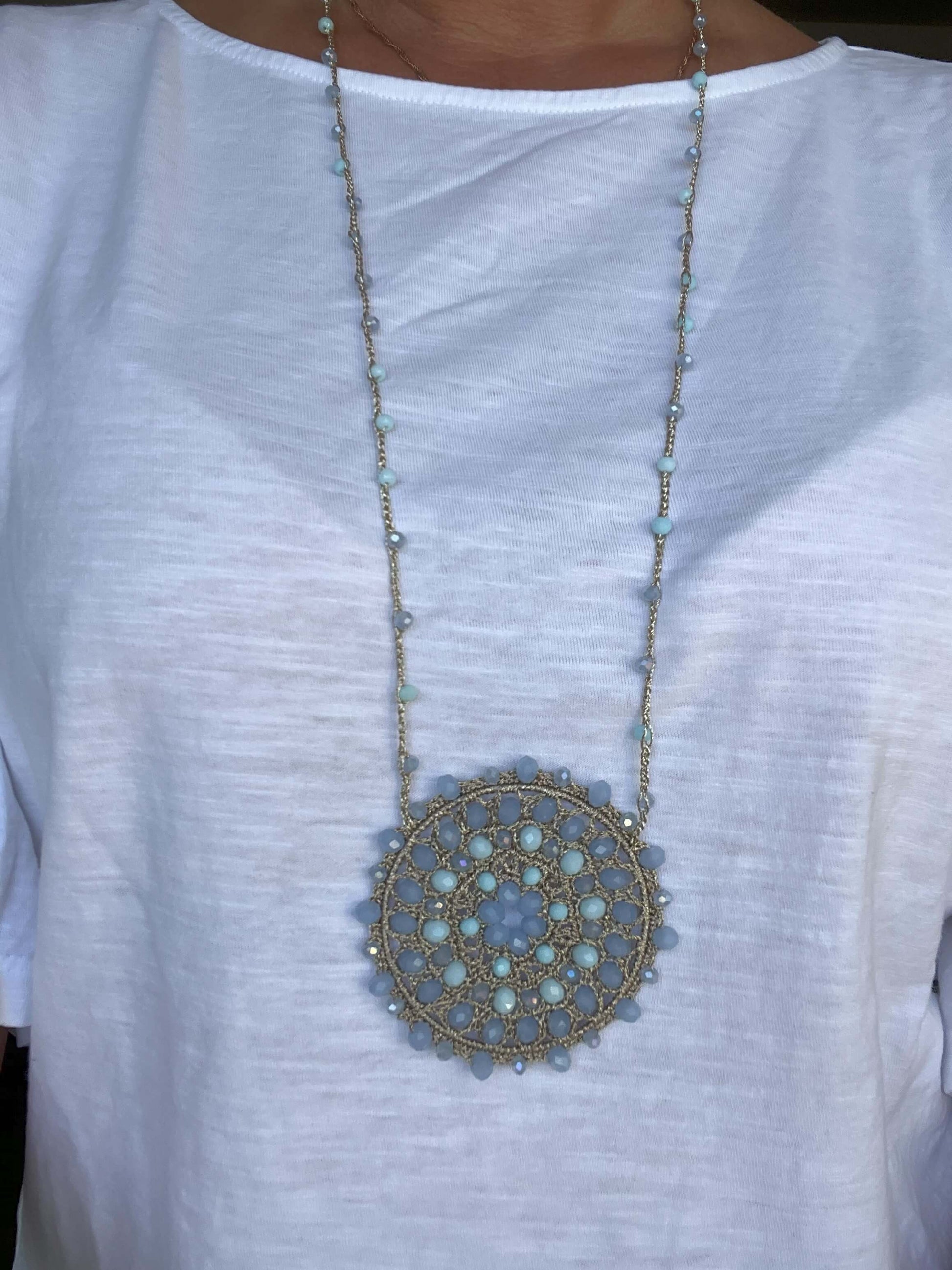 Gioielli handmade italiani: collana statement mandala all'uncinetto. Cristalli e perle naturali. Perfetta per look boho chic moderno