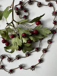 Collana lunga senza chiusura, con perle di vetro color vino e cristalli. Un gioiello elegante che avvolge il collo con stile e raffinatezza naturale
