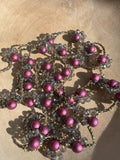 Collana lunga senza chiusura, con perle di vetro color vino e cristalli. Un gioiello elegante che avvolge il collo con stile e anallergica