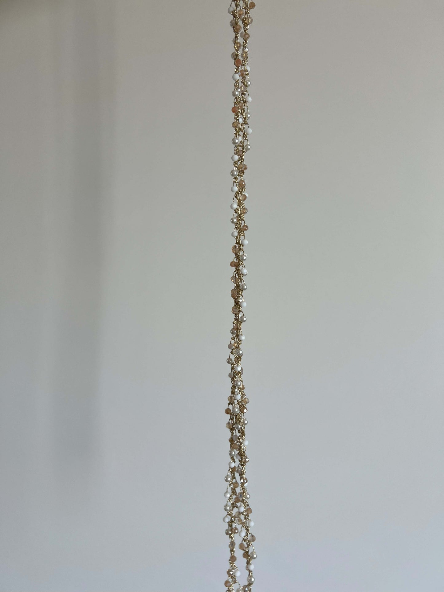 Collana lunga in stile boho intrecciata a mano in oro con cristalli bianchi. Un gioiello, tre modi di indossarlo, magia ogni volta.