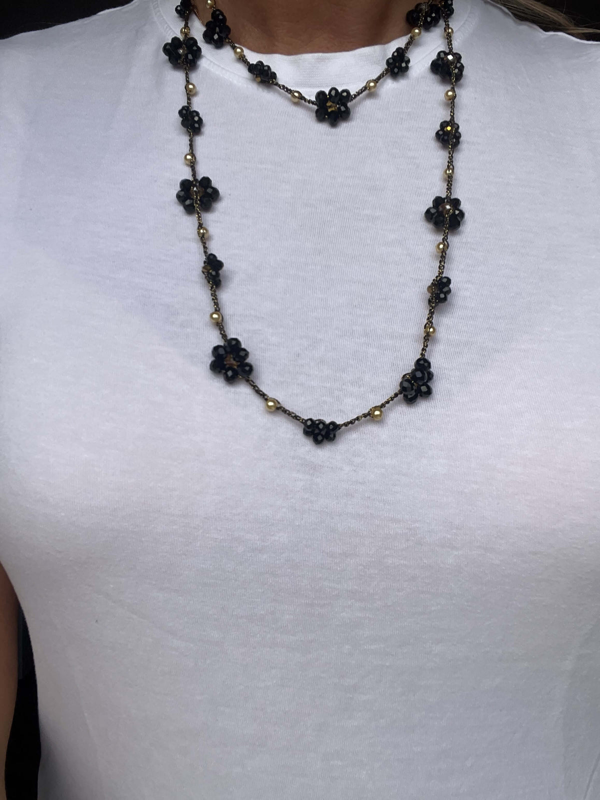 Collana nera lunga fatta a mano, senza metallo e nickel. Leggera, elegante e comodissima da indossare.