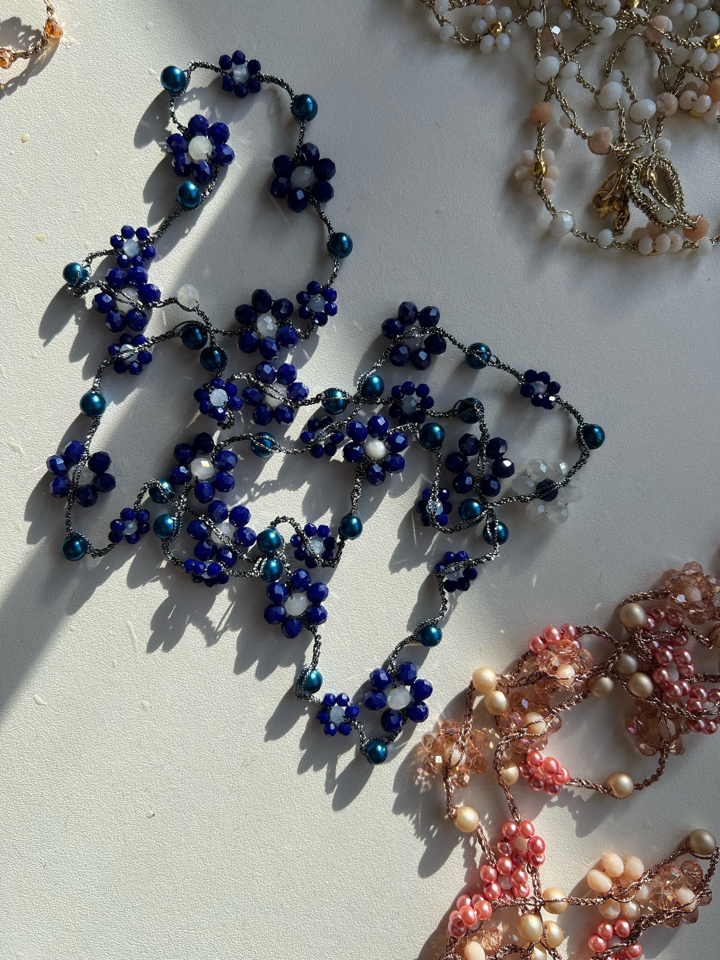 Cerchi collana blu senza nichel? Blue Mood è anallergica, leggera, fatta a mano. Ideale per pelli sensibili. Fiori blu eleganti, qualità italiana.