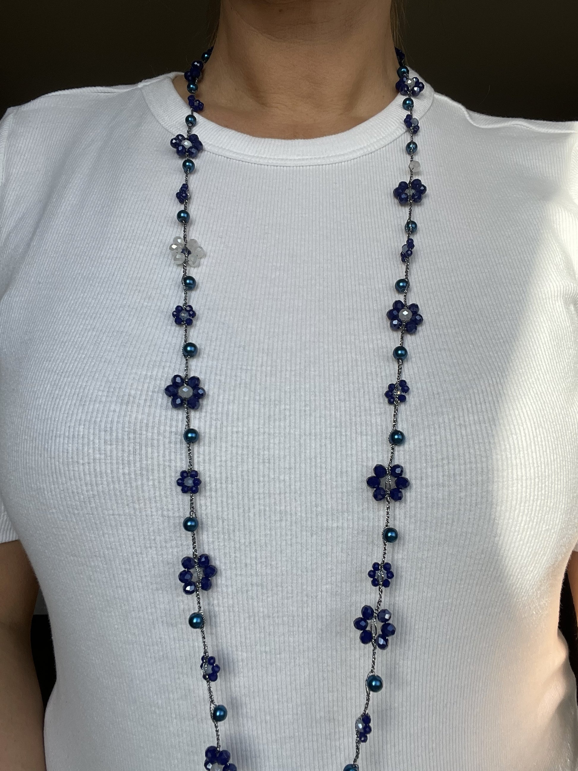 Collana artigianale fiori blu. Perline Toho giapponesi, 100% anallergica, senza nichel. Gioiello fatto a mano in Italia. Eleganza unica e confortevole.