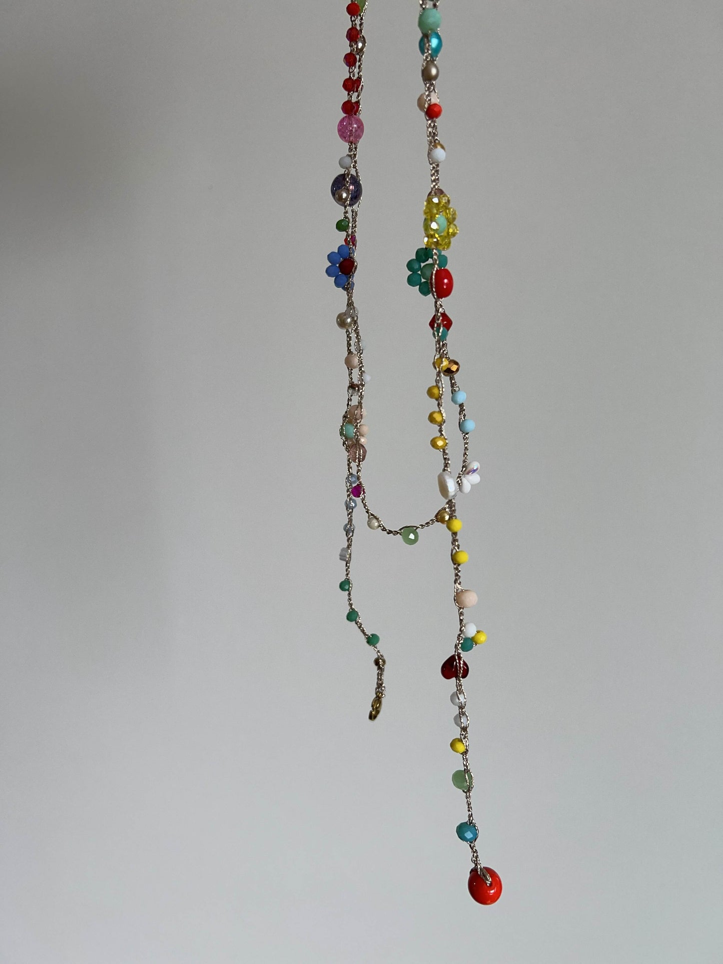 Gioiello artigianale con fiori, collana regolabile per layering elegante