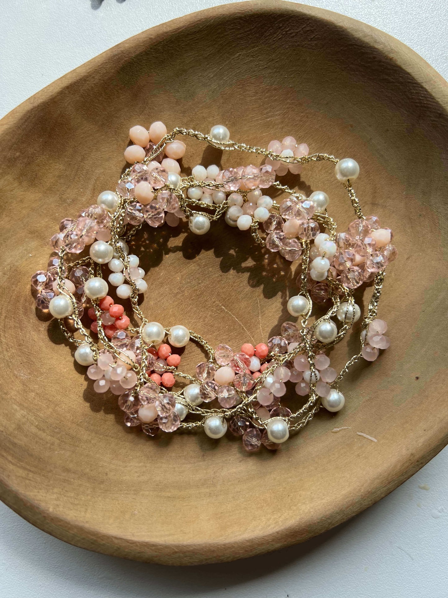 Collana Pink Dream fatta a mano in crochet con fiori rosa, stile boho chic, lunga e versatile da indossare doppia o layering