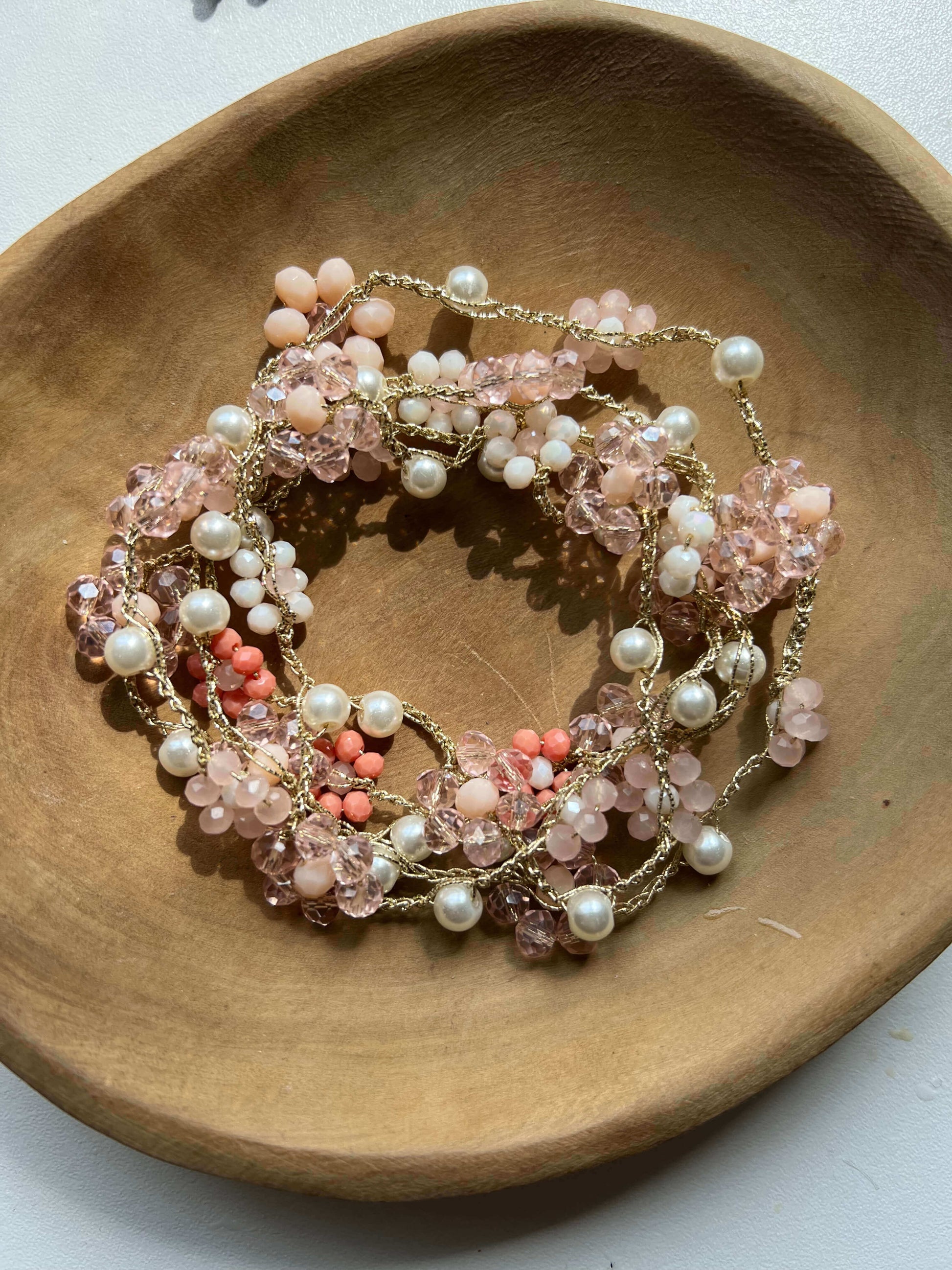 Collana Pink Dream fatta a mano in crochet con fiori rosa, stile boho chic, lunga e versatile da indossare doppia o layering