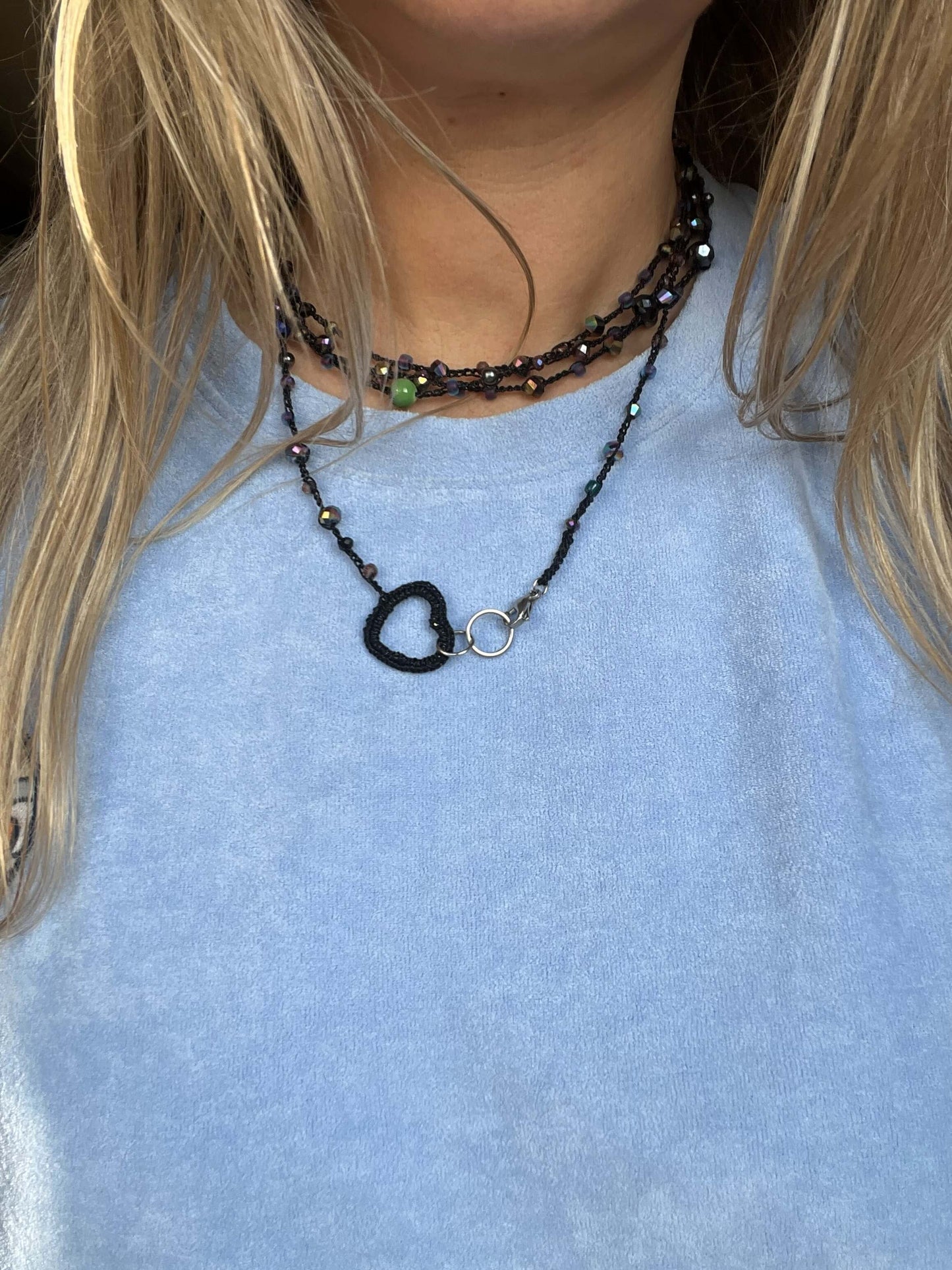 Collana lunga handmade nera con cristalli viola scuri. Pezzo unico della collezione LOVE, da indossare a uno o più giri.