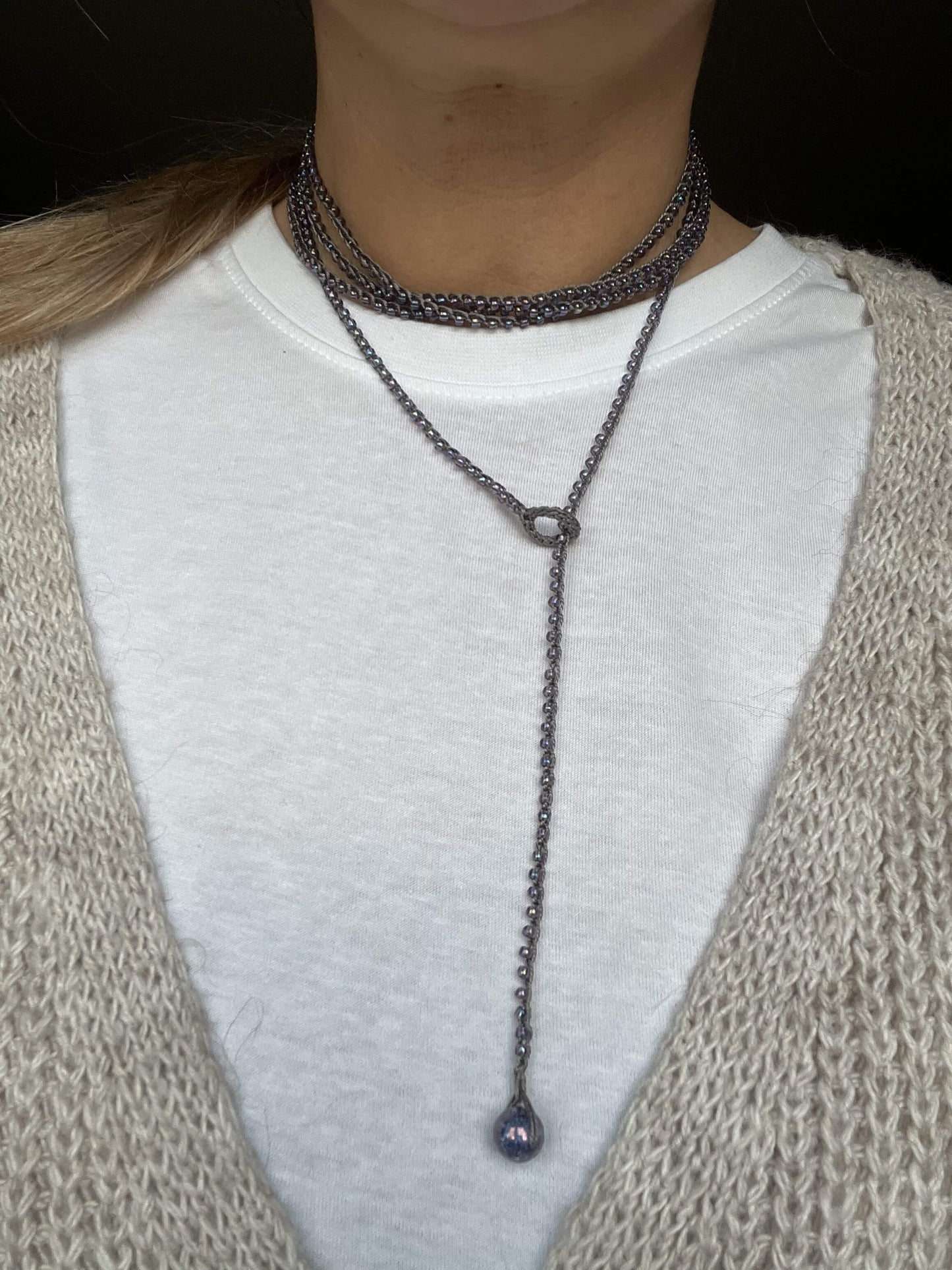 Collana semplice boho chic viola con perline Toho giapponesi. Gioiello leggero e fluido, senza metallo, ideale come idea regalo.