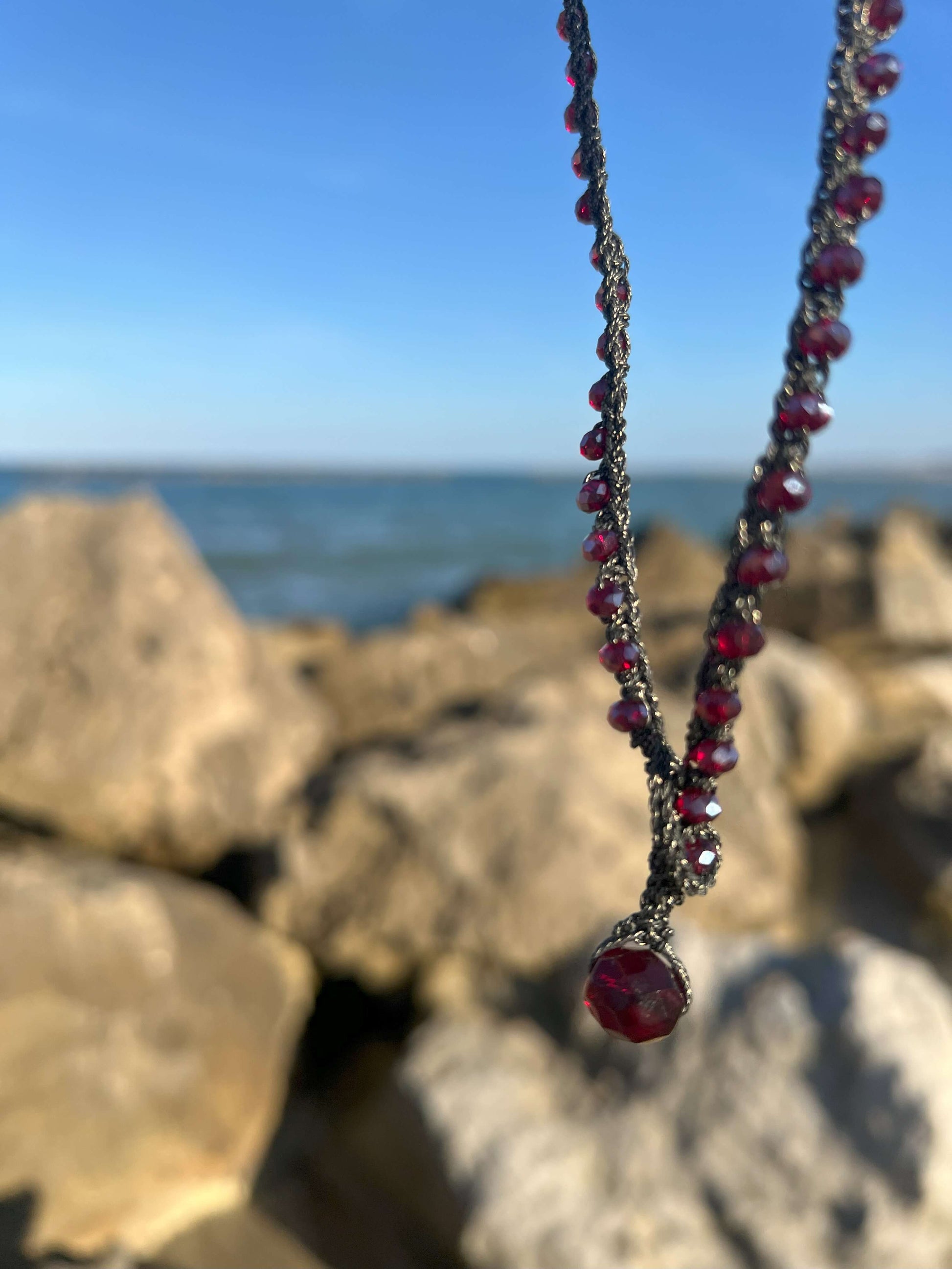 Collana vino rosso 🍷💜: simbolo di forza ed eleganza, un gioiello che unisce passione, radici profonde e fascino naturale