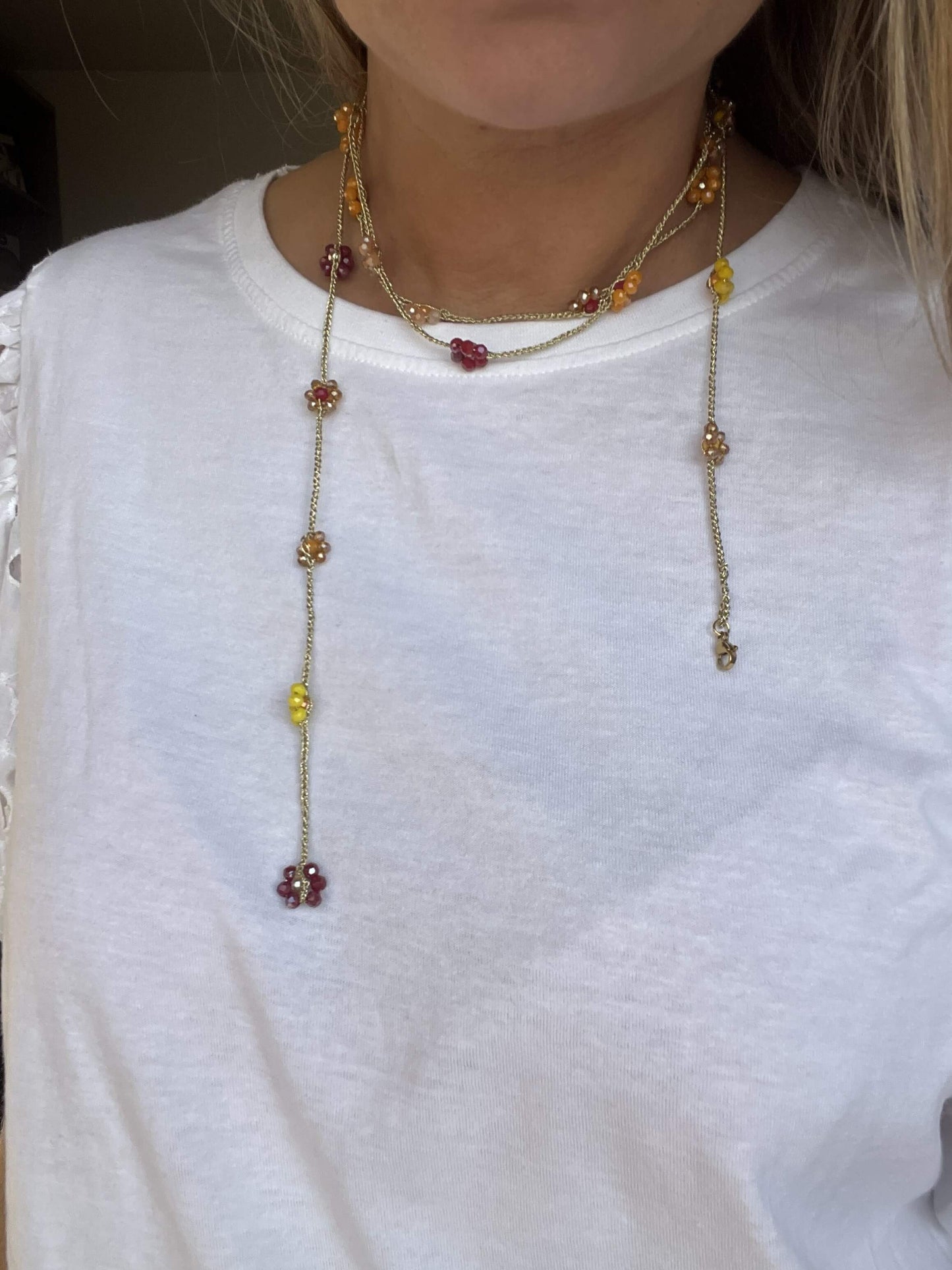 Scopri Fioronda, collana artigianale con fiori nei toni autunnali. Regolabile e leggera, perfetta per pelli sensibili.